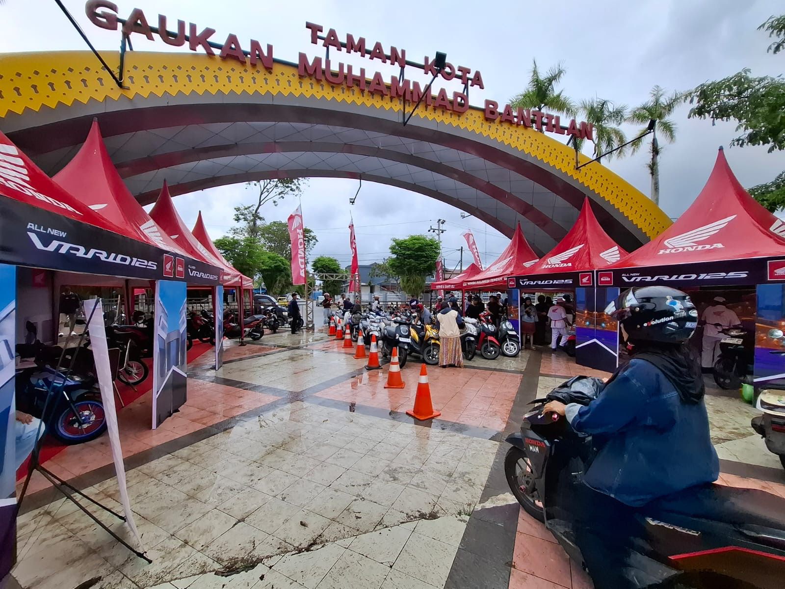 Warga memadati Taman Kota Tolitoli saat Regional Public Launching All New Honda Vario 125, Sabtu malam (31/1).