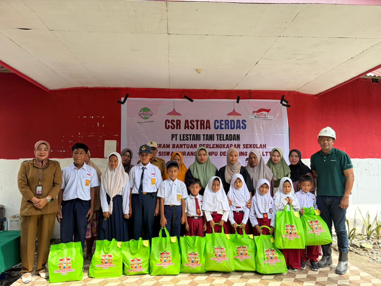 Program Astra Cerdas, PT LTT menyalurkan bantuan perlengkapan sekolah kepada sepuluh siswa tingkat Sekolah Dasar (SD) dan Sekolah Menengah Pertama (SMP).