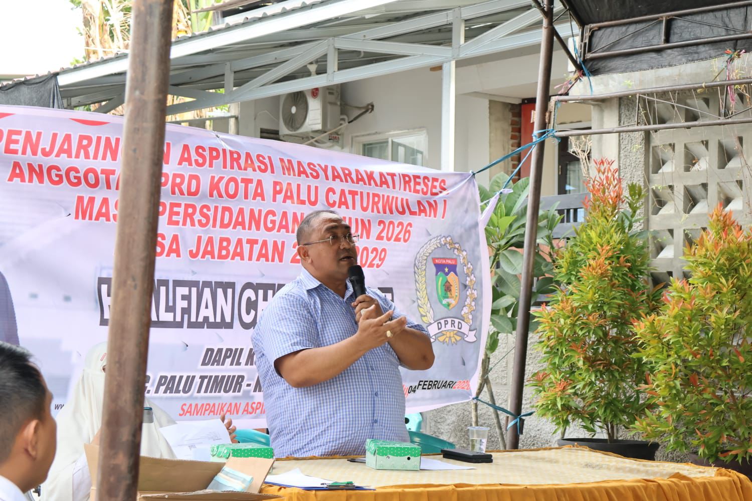 Anggota DPRD Kota Palu Komisi C, H. Alfian Chaniago, berdialog dengan warga saat reses di kawasan hunian tetap.