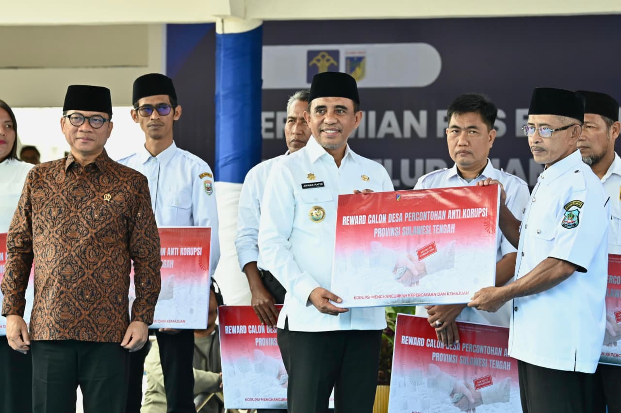 Gubernur Sulawesi Tengah Anwar Hafid menyerahkan penghargaan desa percontohan antikorupsi dalam kegiatan di Kantor Gubernur Sulteng.