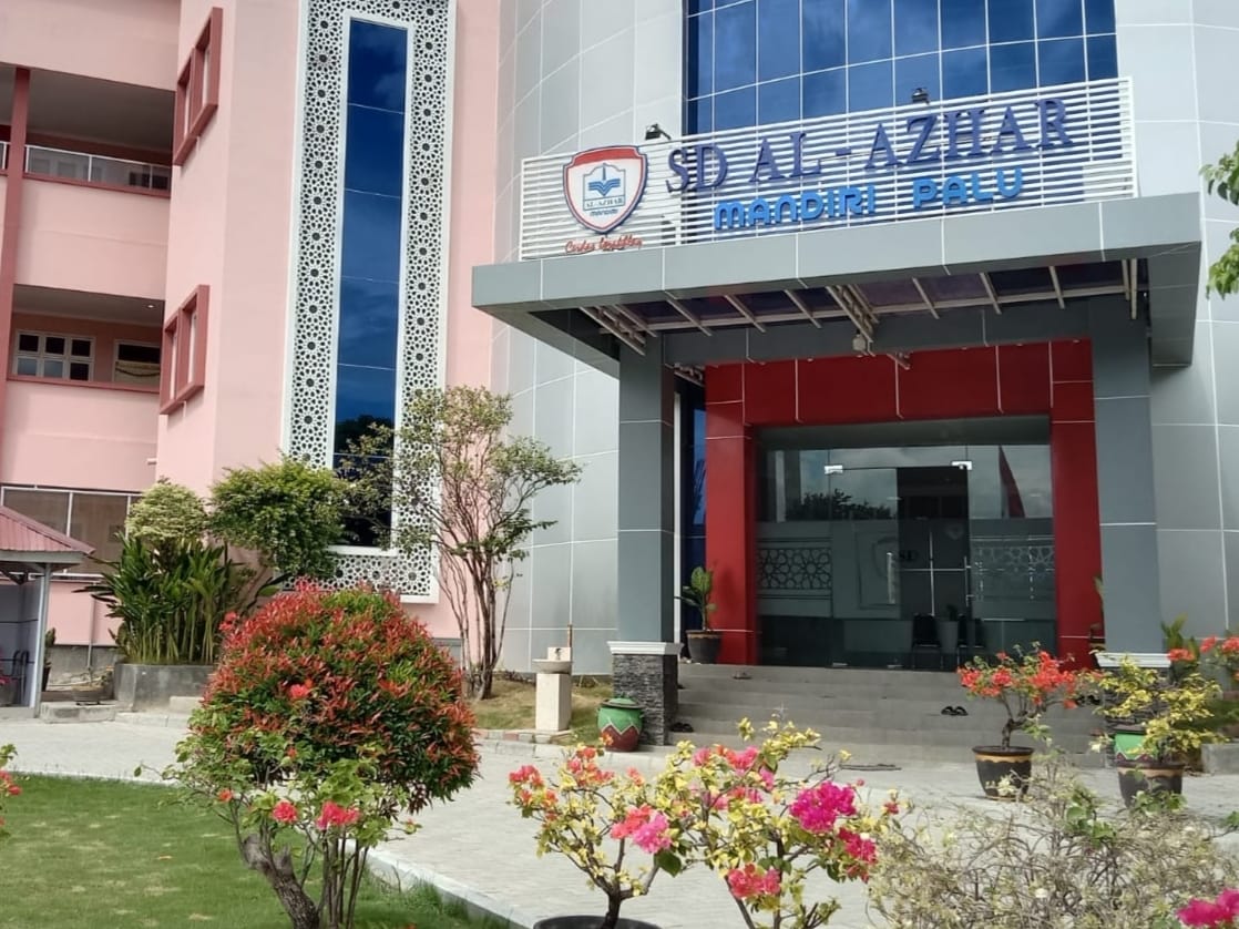 SD Al-Azhar Mandiri Palu menghadirkan reading corner di area jemputan.