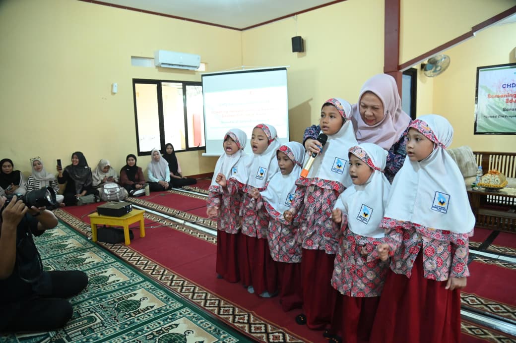 Wakil Gubernur Sulawesi Tengah, dr. Reny A. Lamadjido, meninjau skrining jantung bawaan gratis di SDIT Bina Insan Palu, Jumat (622026).