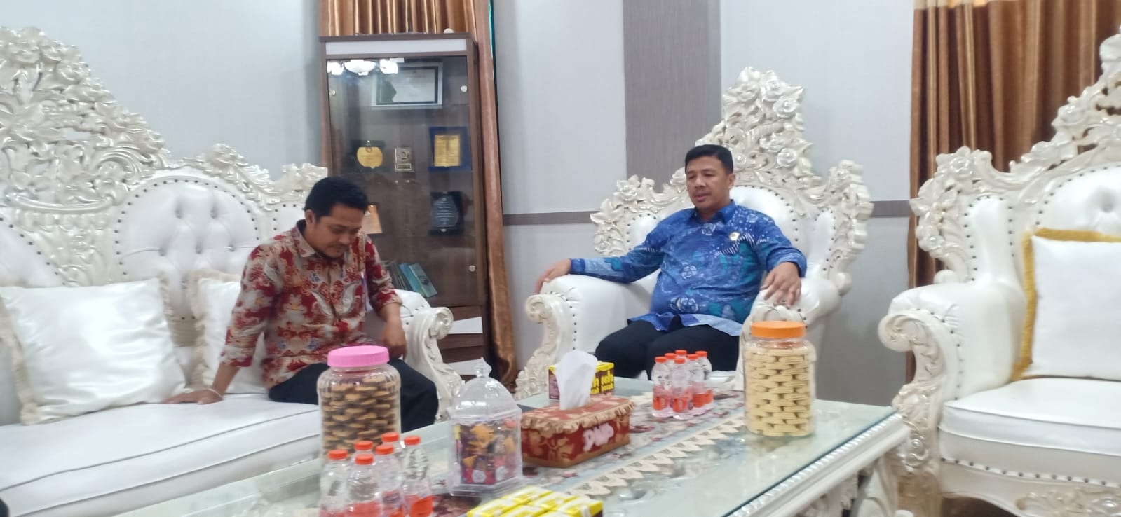 BERSINERGI: Kakanwil Kemenag Sulteng, Dr. H. Junaidin, ditemani pejabat Humas Kanwil Hasbi, saat benerima wartawan mitra di ruang kerjanya, Kamis (5/2/2026).(FOTO: MUCHSIN SIRADJUDIN/RADAR PALU).