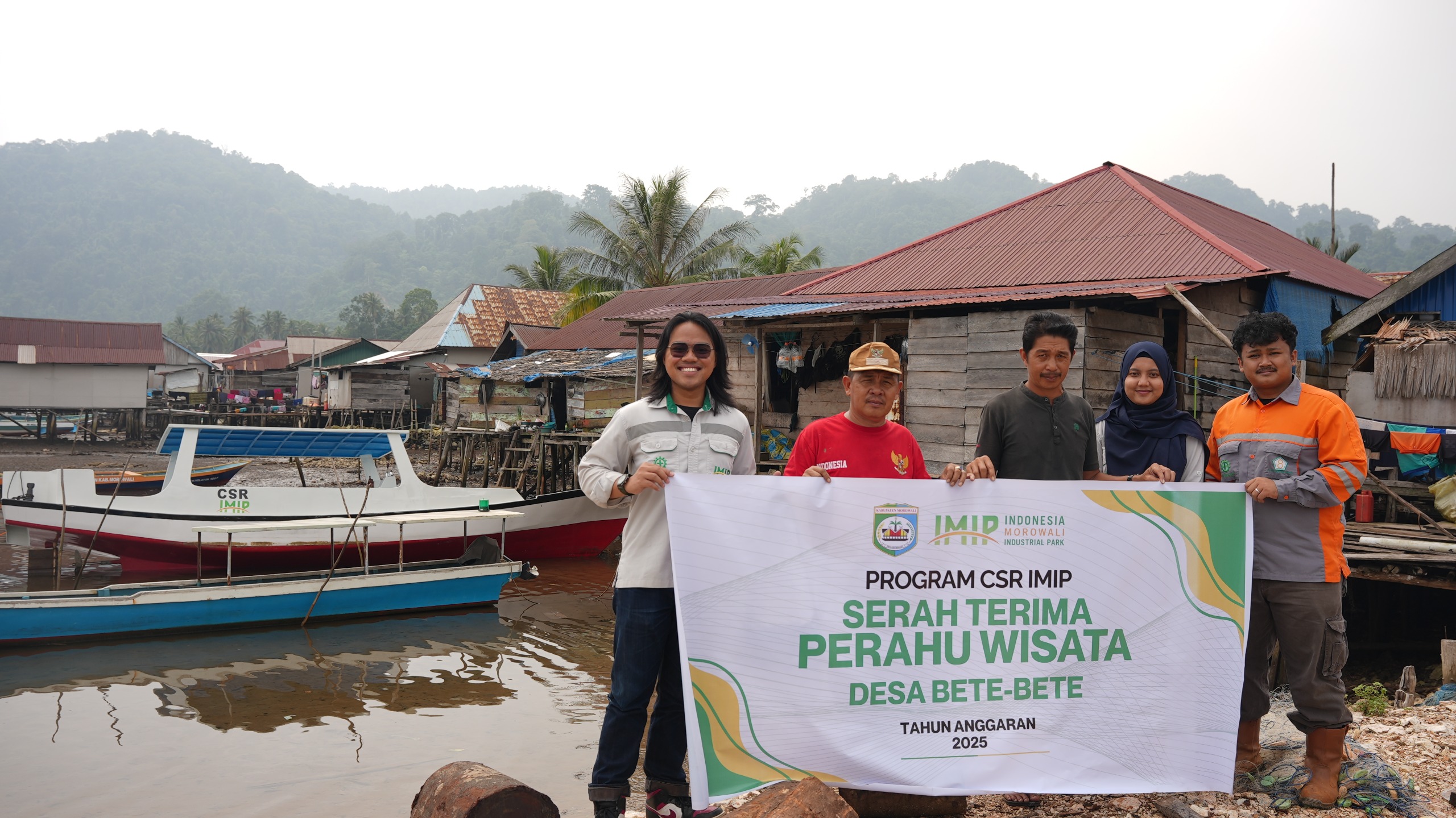 PT IMIP menyerahkan bantuan perahu wisata kepada Pemerintah Desa Bete-Bete, Kecamatan Bahodopi, Morowali, Sulawesi Tengah.