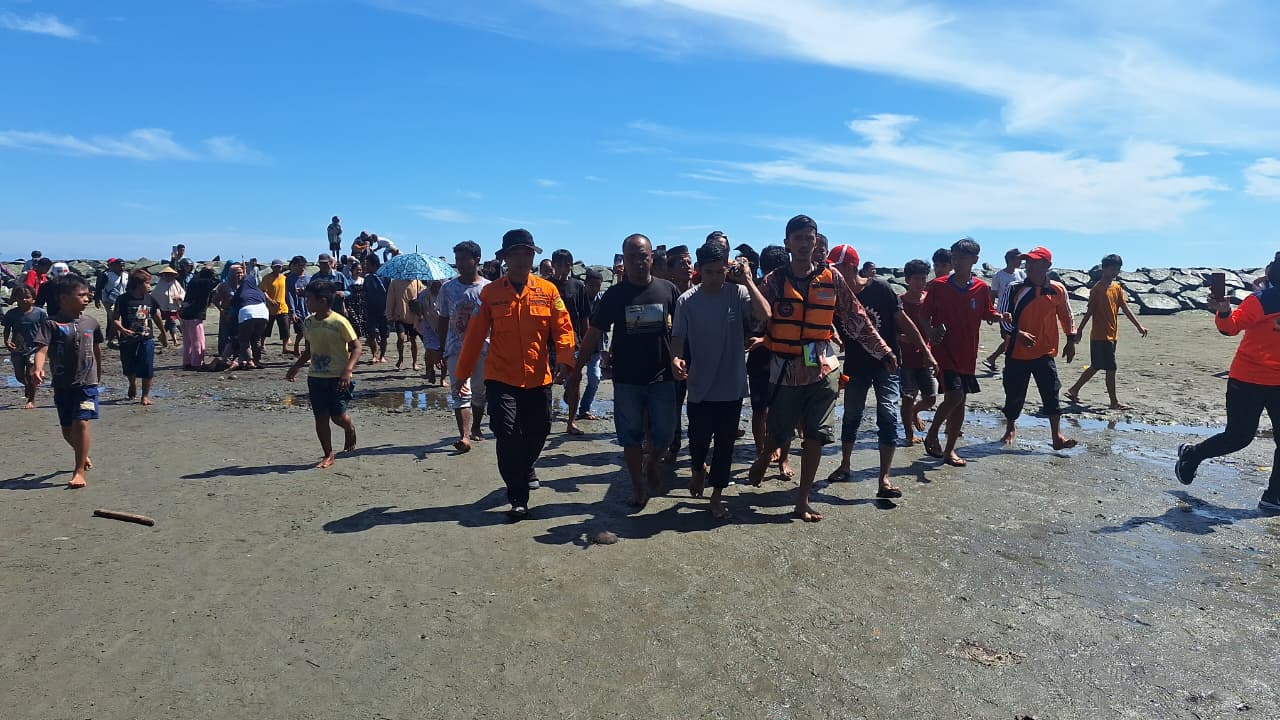 Tim SAR gabungan mengevakuasi korban tenggelam di Pantai Kelurahan Leok, Kecamatan Biau, Kabupaten Buol, Sulawesi Tengah, Sabtu (7/2/2026).