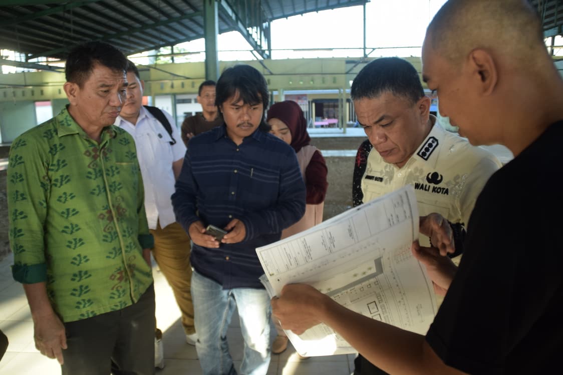 Wali Kota Palu Hadianto Rasyid saat meninjau progres penyelesaian Pasar Tavanjuka yang ditargetkan kembali beroperasi sebelum Ramadan.