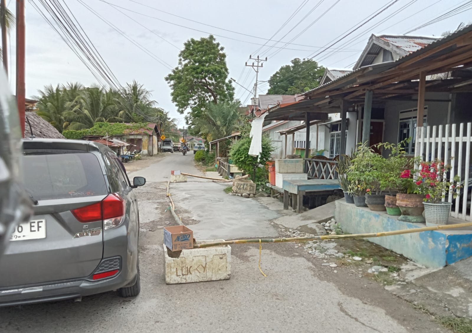 BERLUBANG: Inilah ruas jalan provinsi yang minta warga Lawanga segera diperbaiki.(FOTO: BUDIYANTO WIHARTO/RADAR PALU).