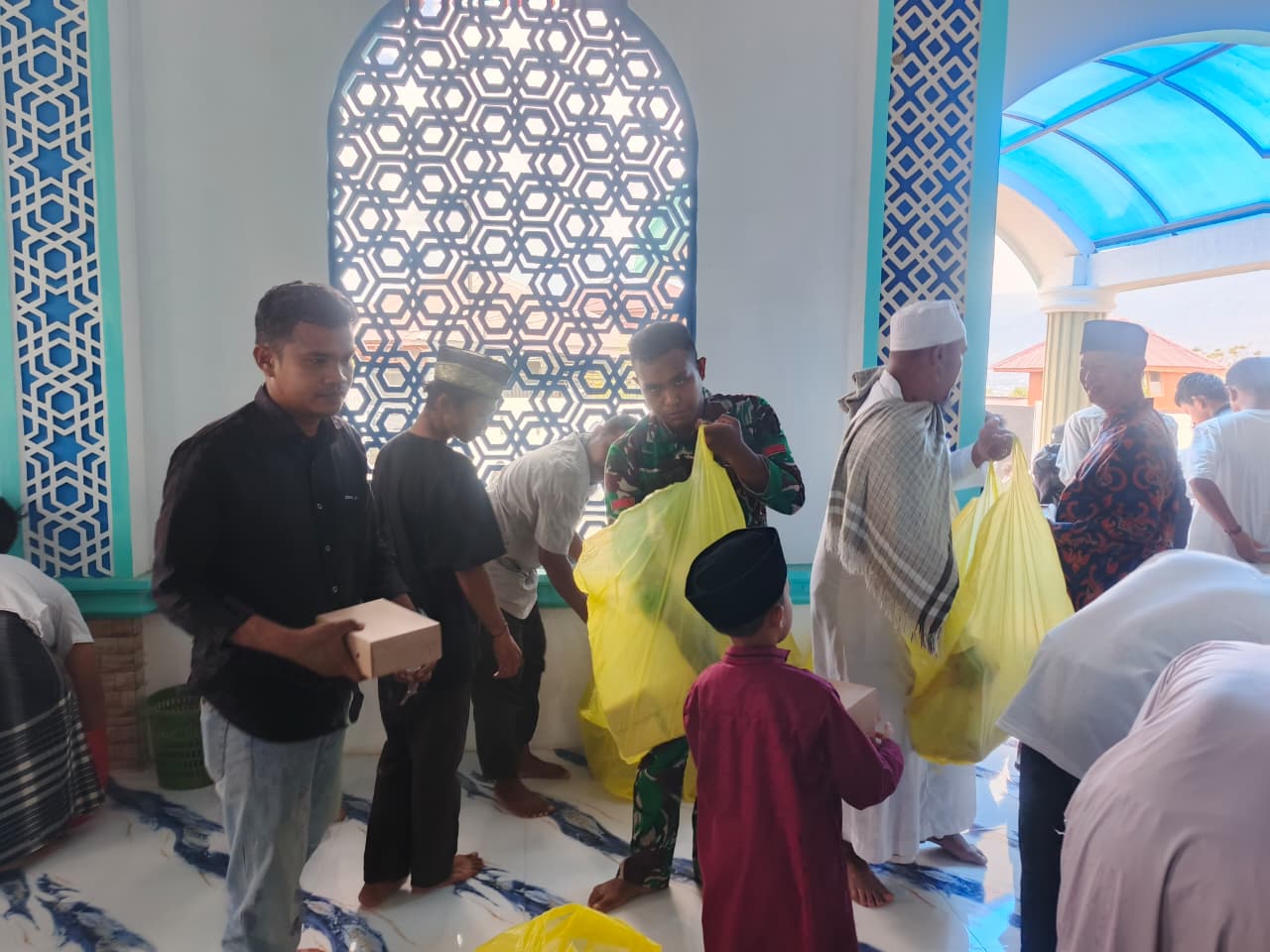 BERKAH: Kegiatan Jumat berkah dari jajaran Korem 132 Tadulako, di Masjid Hamzah, Kota Palu, Jumat (6/2/2026).(FOTO: ISTIMEWA/RADAR PALU).