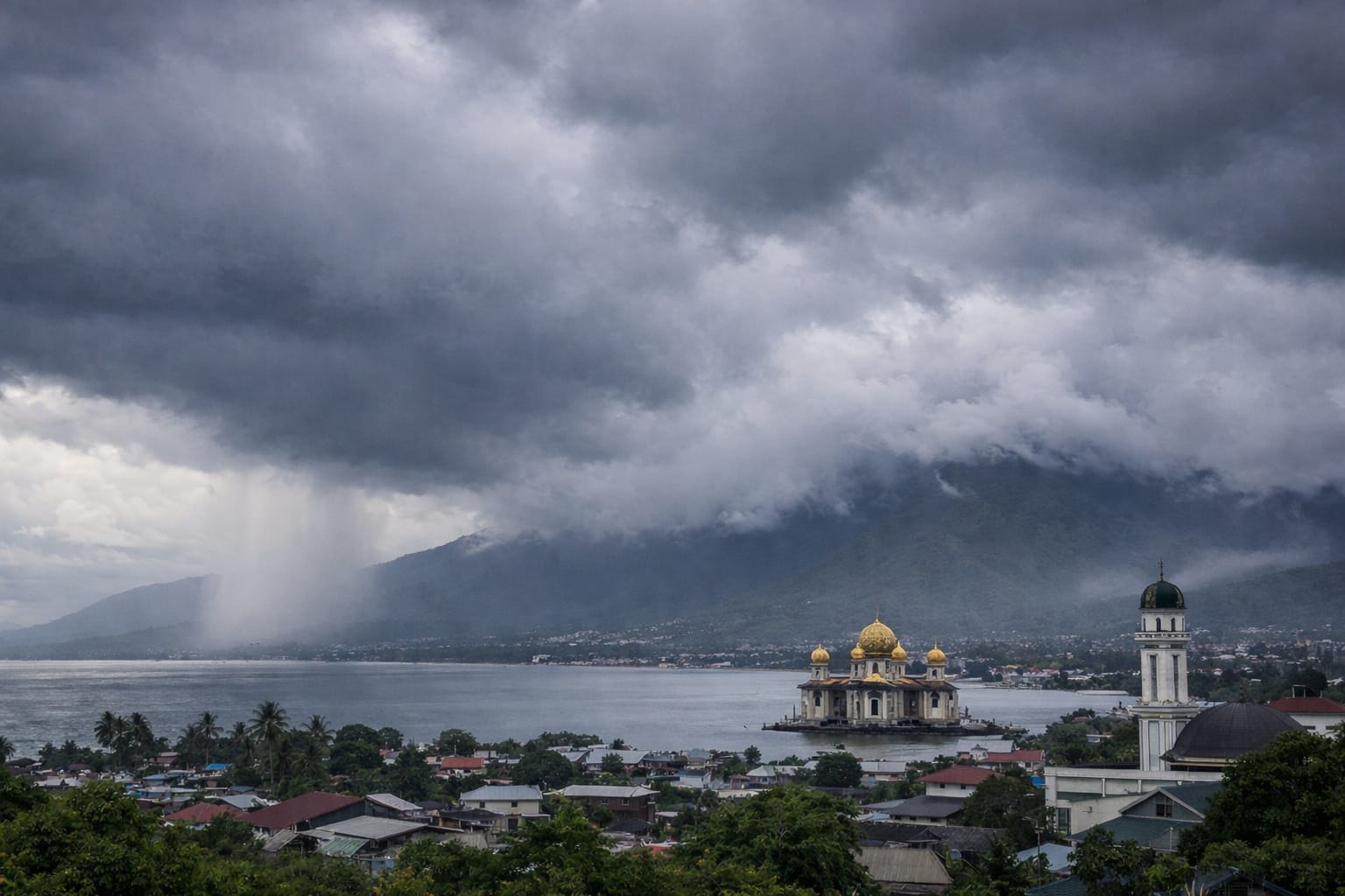 Ilustrasi awan tebal menyelimuti langit Kota Palu. BMKG memprakirakan hujan masih berpotensi terjadi di sejumlah wilayah Sulawesi Tengah sepanjang pekan.
