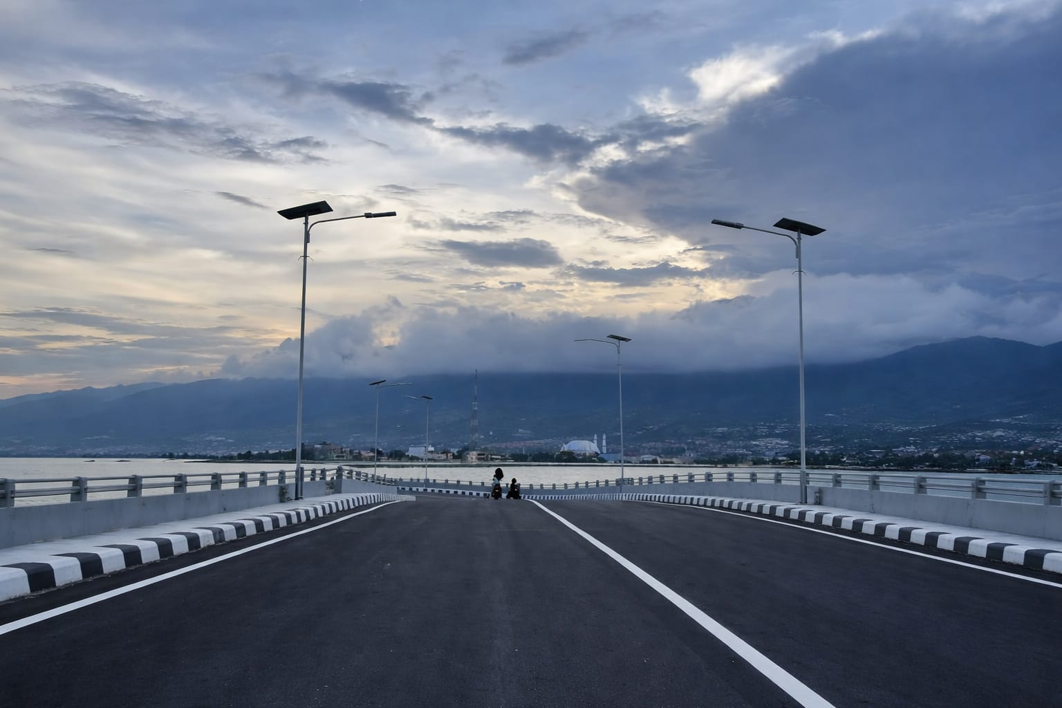Suasana elevated road di kawasan Teluk Palu siap uji coba jalur.