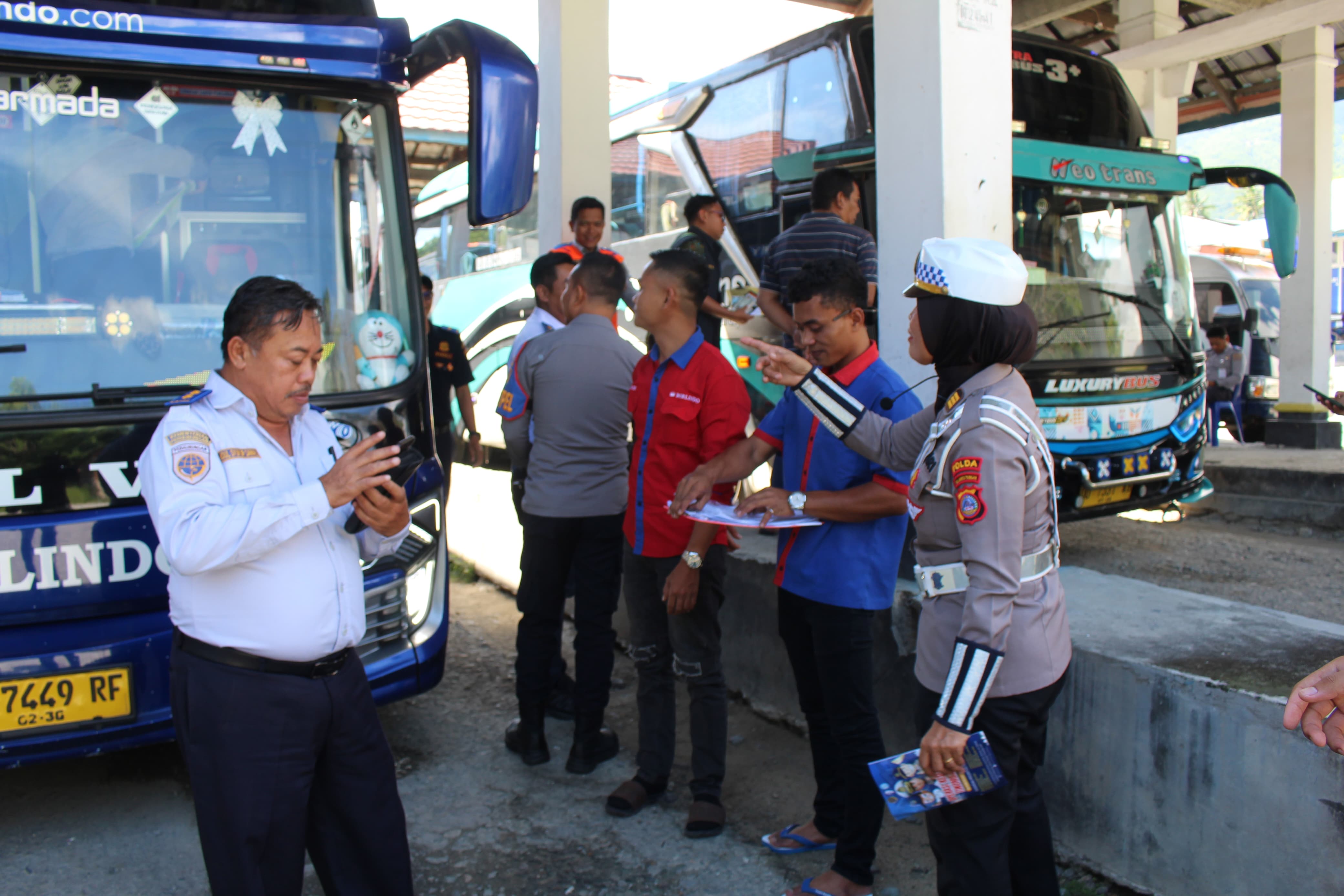 Satgas Preemtif Operasi Keselamatan Tinombala 2026 memberikan imbauan tertib berlalu lintas kepada pengguna jalan di kawasan terminal bus Kota Palu.