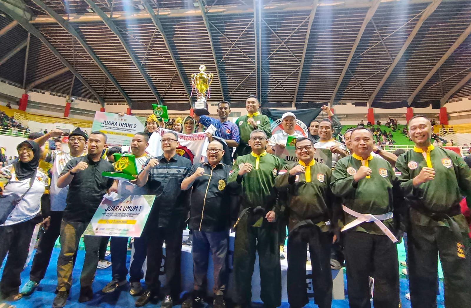 Suasana foto bersama Pangdam XXIII/Palaka Wira, tamu undangan, serta para juara umum usai penutupan Kejuaraan Pencak Silat Militer Open Turnamen Piala Pangdam XXIII/Palaka Wira 2026 di Kota Palu.