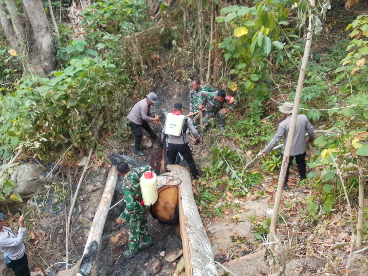 Personel gabungan TNI, Polri, BPBD, Damkar, Tagana, dan masyarakat melakukan pemadaman manual kebakaran hutan dan lahan di Desa Avolua, Kabupaten Parigi Moutong, Minggu (8/2/2026).