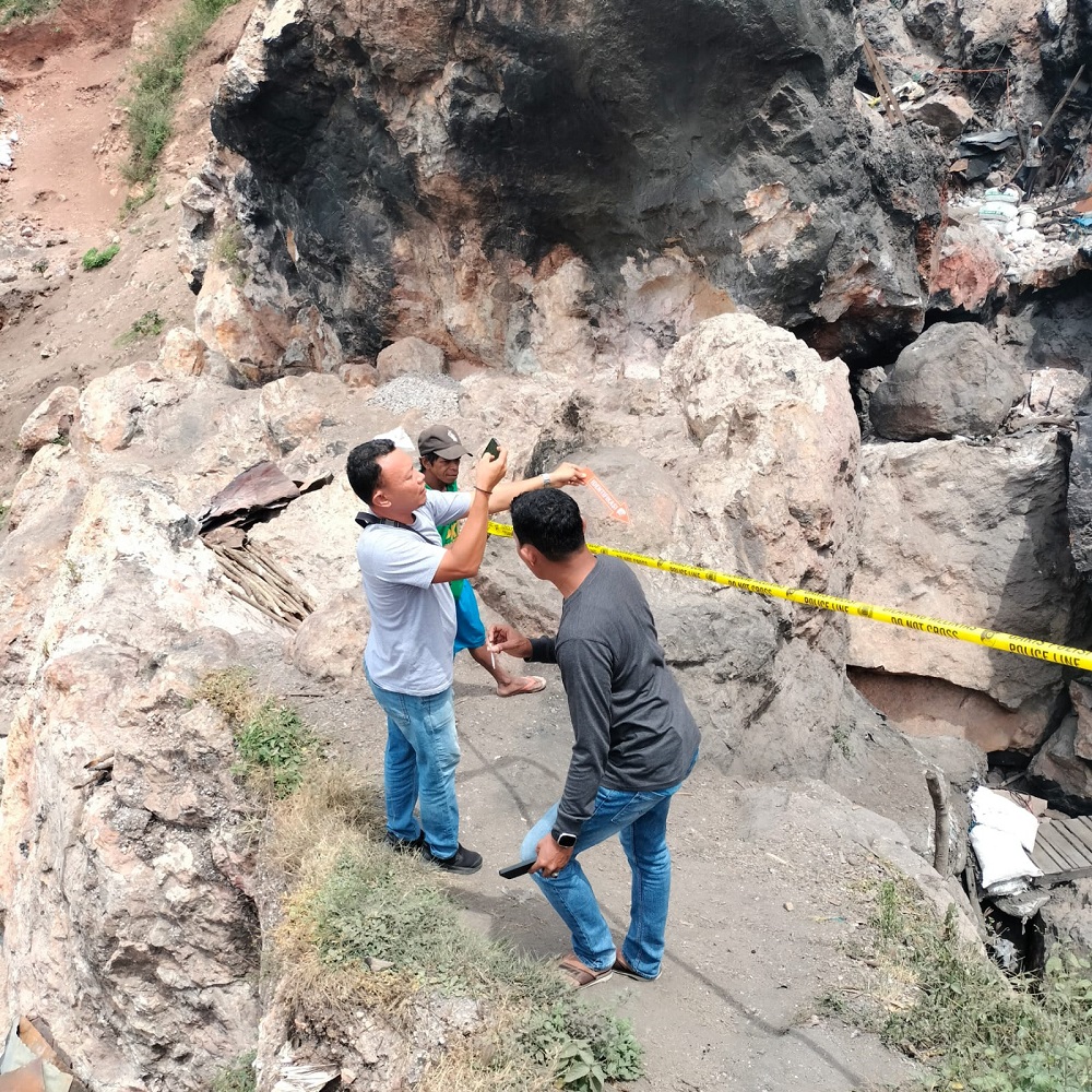 Petugas Polres Palu melakukan olah TKP di lokasi terjadinya longsor.