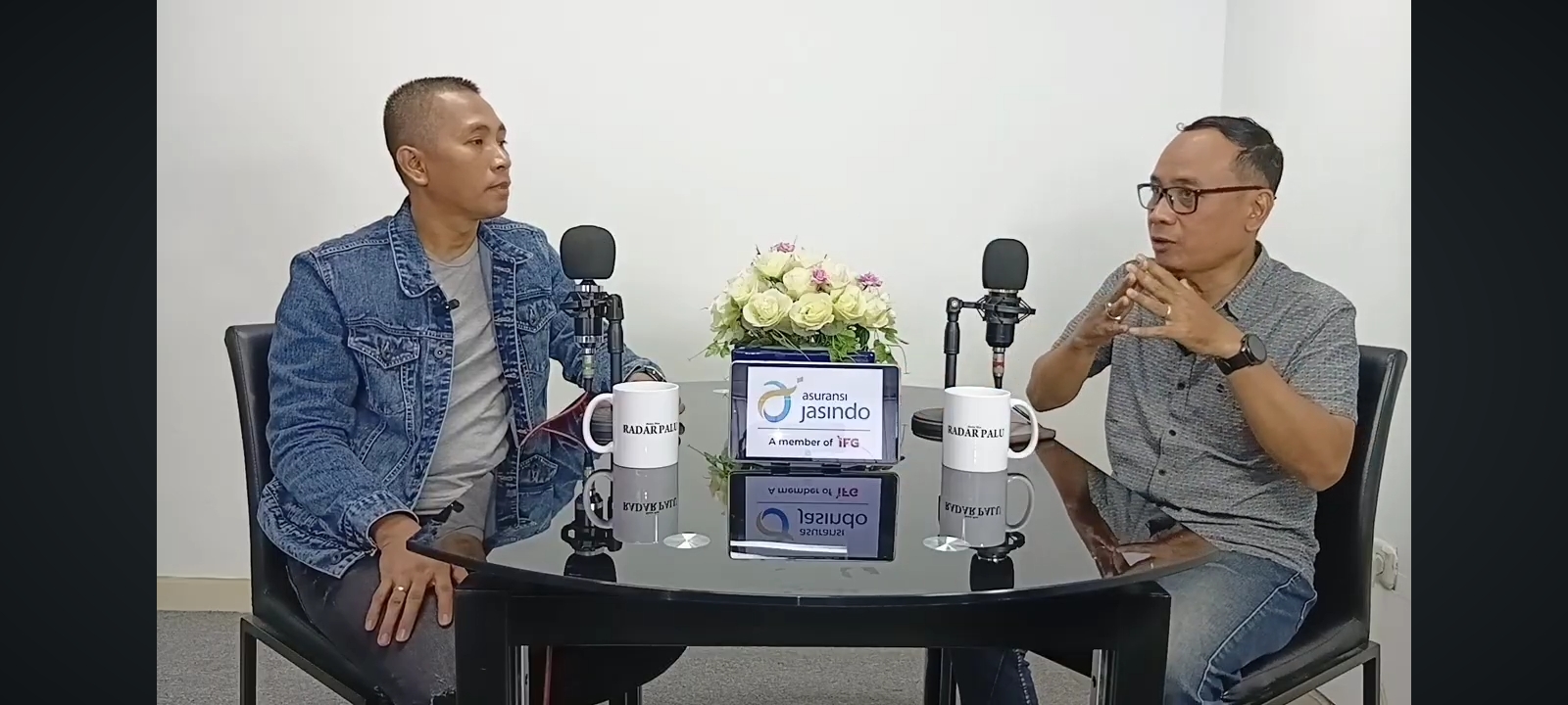 Branch Manager PT Jasindo Cabang Palu, Agus Hendra Rangi (kiri) saat hadir di Radar Palu Podcast, Sabtu (7/2/2026).