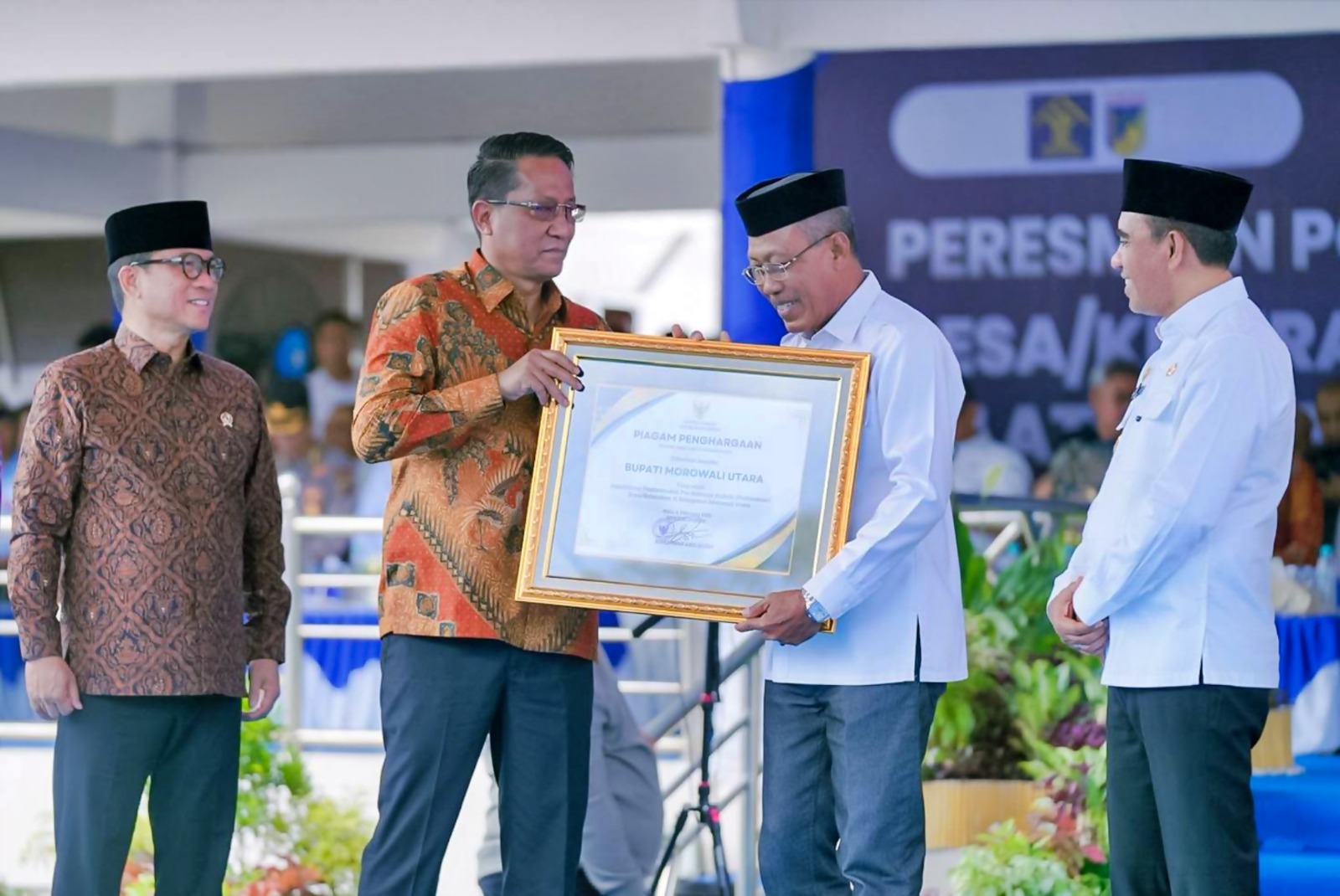 PIAGAM: Menteri Hukum RI Supratman Andi Agtas menyerahkan piagam penghargaan kepada Desa Ungkea, diterima Wabup Morut H Djira Kendjo, Rabu (4/2/2026).(FOTO: ISTIMEWA/RADAR PALU).