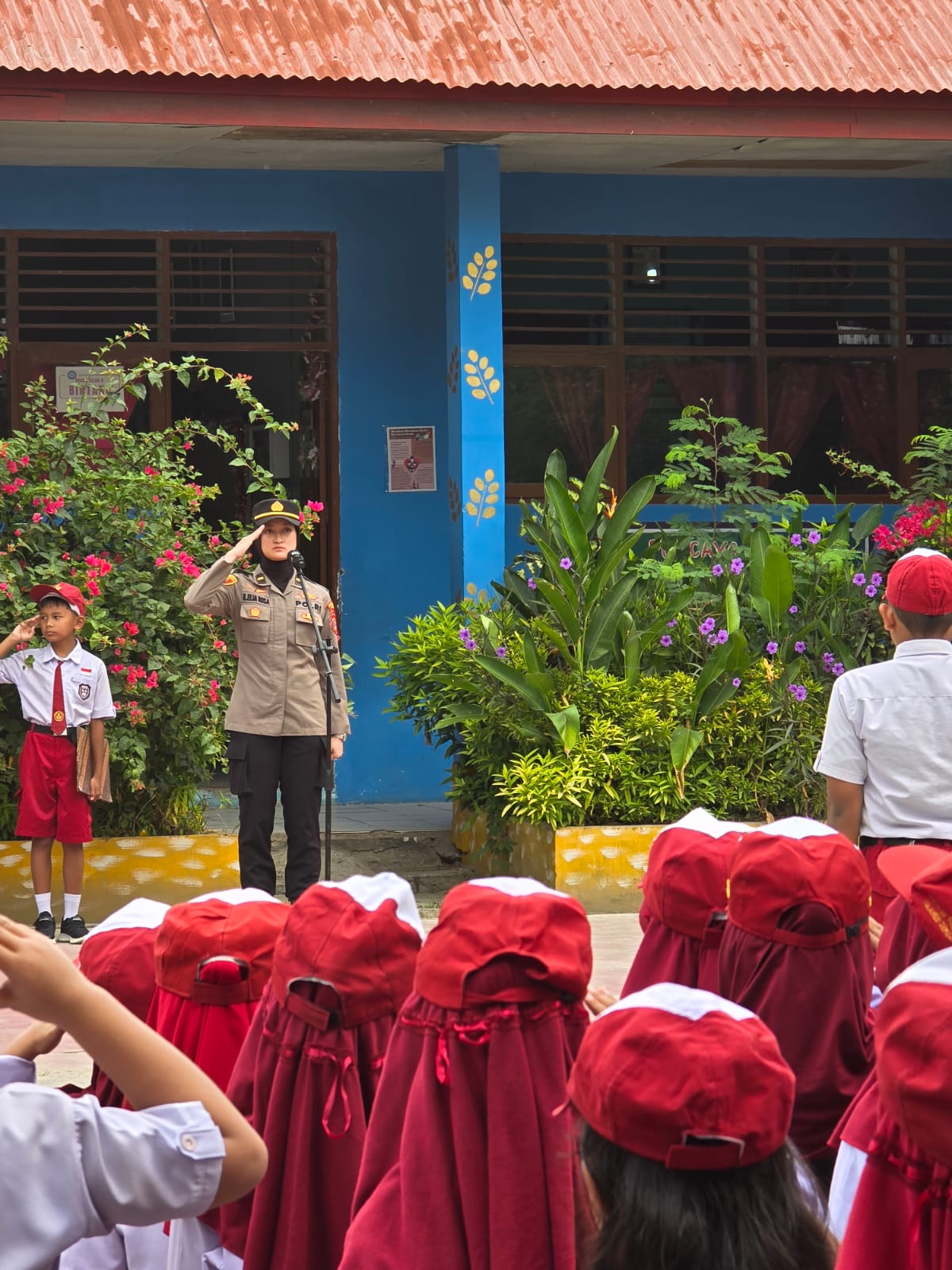 Aparat Polresta Palu hadir sebagai pembina upacara bendera Senin di SDN Inpres 5 Lolu dalam rangka edukasi anti penindasan di lingkungan sekolah.