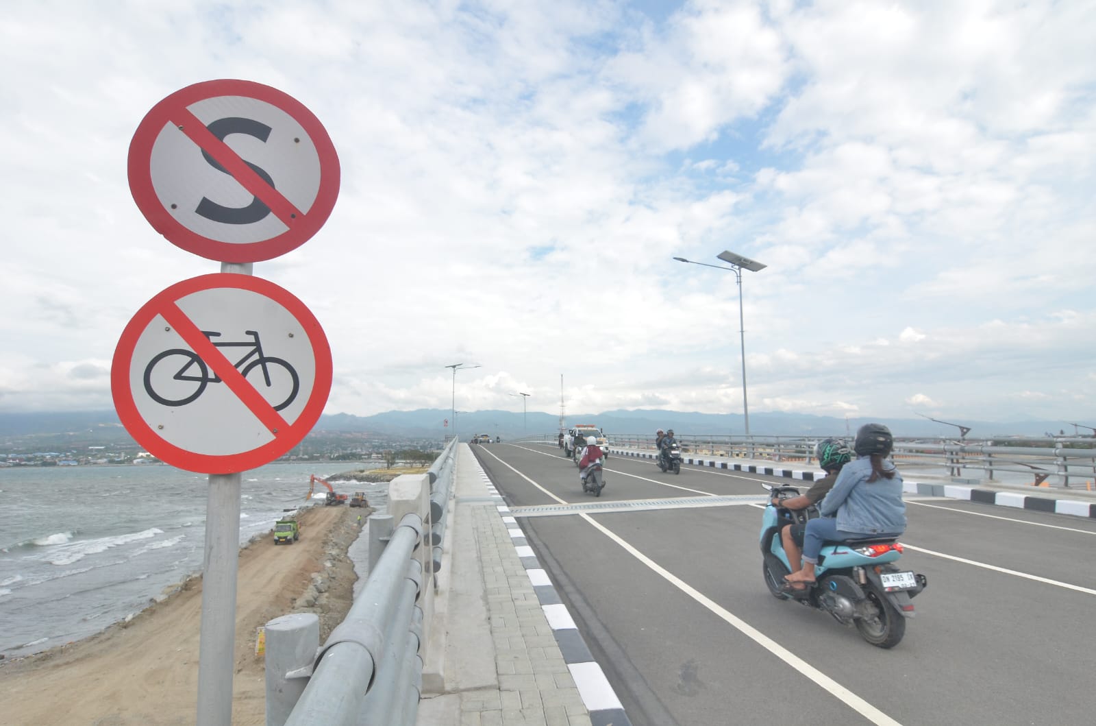 Suasana uji coba lalu lintas di Jembatan IV Palu, rambu-rambu larangan dipasang untuk mengatur arus kendaraan demi keselamatan pengendara.