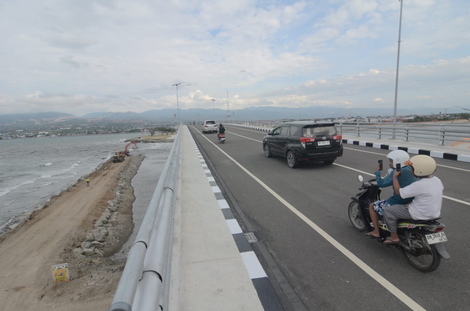 Kendaraan melintas saat uji coba lalu lintas terbatas di Jembatan Palu IV dan elevated road, Senin sore, sebagai penentu kesiapan sebelum dibuka penuh pada 13 Februari 2026.