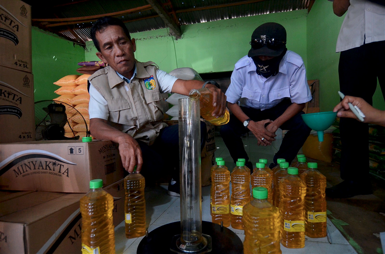 Petugas Dinas Perindustrian dan Perdagangan (Disperindag) Kota Palu melakukan pemeriksaan takaran minyak goreng subsidi pada sejumlah kemasan di Pasar Masomba.