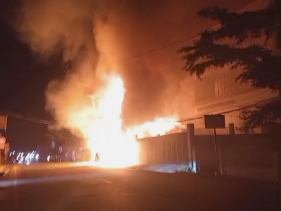 Kebakaran terjadi di sebuah Kios Jalan Garuda Kota Palu.