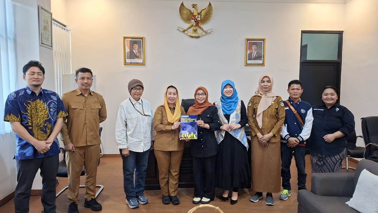 Wakil Wali Kota Palu menerima dokumen Rencana Aksi Disabilitas (RAD) dari Sasakawa Peace Foundation dan Sikola Mombine di ruang kerjanya.