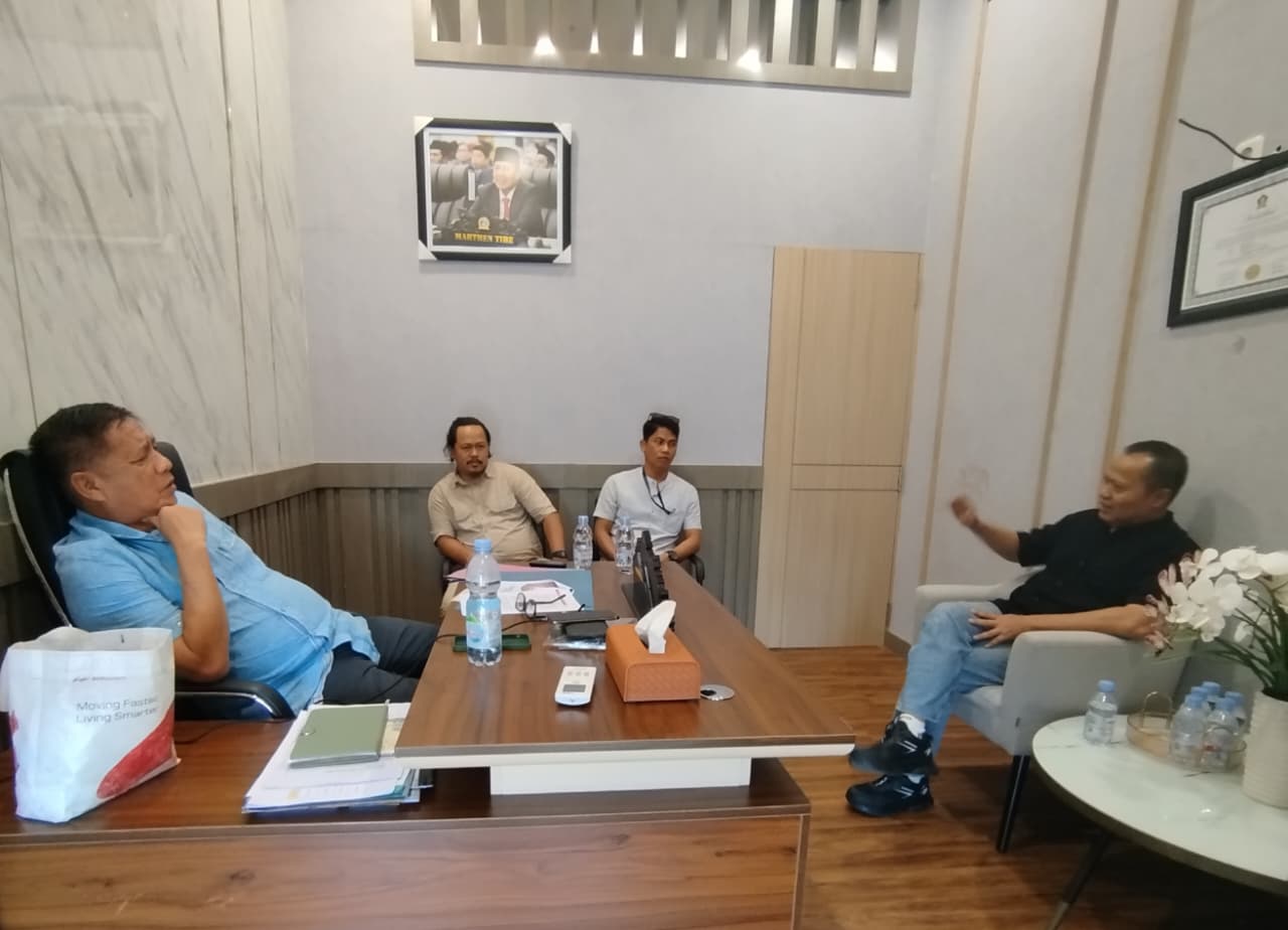 Direktur Radar Palu Murtalib berdiskusi dengan anggota Komisi III DPRD Sulawesi Tengah Marten Tibe di Kantor DPRD Sulteng.