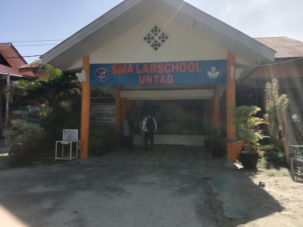 Suasana lingkungan SMA Labschool Untad, Palu, yang menjadi ruang pembinaan akademik dan karakter siswa.
