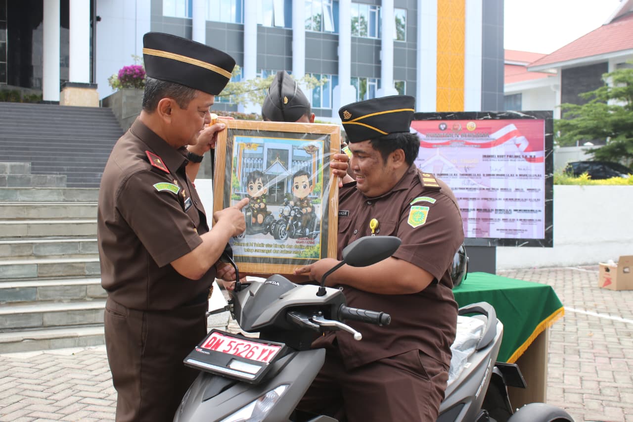 Kepala Kejaksaan Tinggi Sulawesi Tengah Nuzul Rahmat R, S.H., M.H memimpin Apel Integritas menuju WBBM dan memberikan penghargaan kepada pegawai berprestasi di Kejati Sulteng, Senin (9/2/2026).