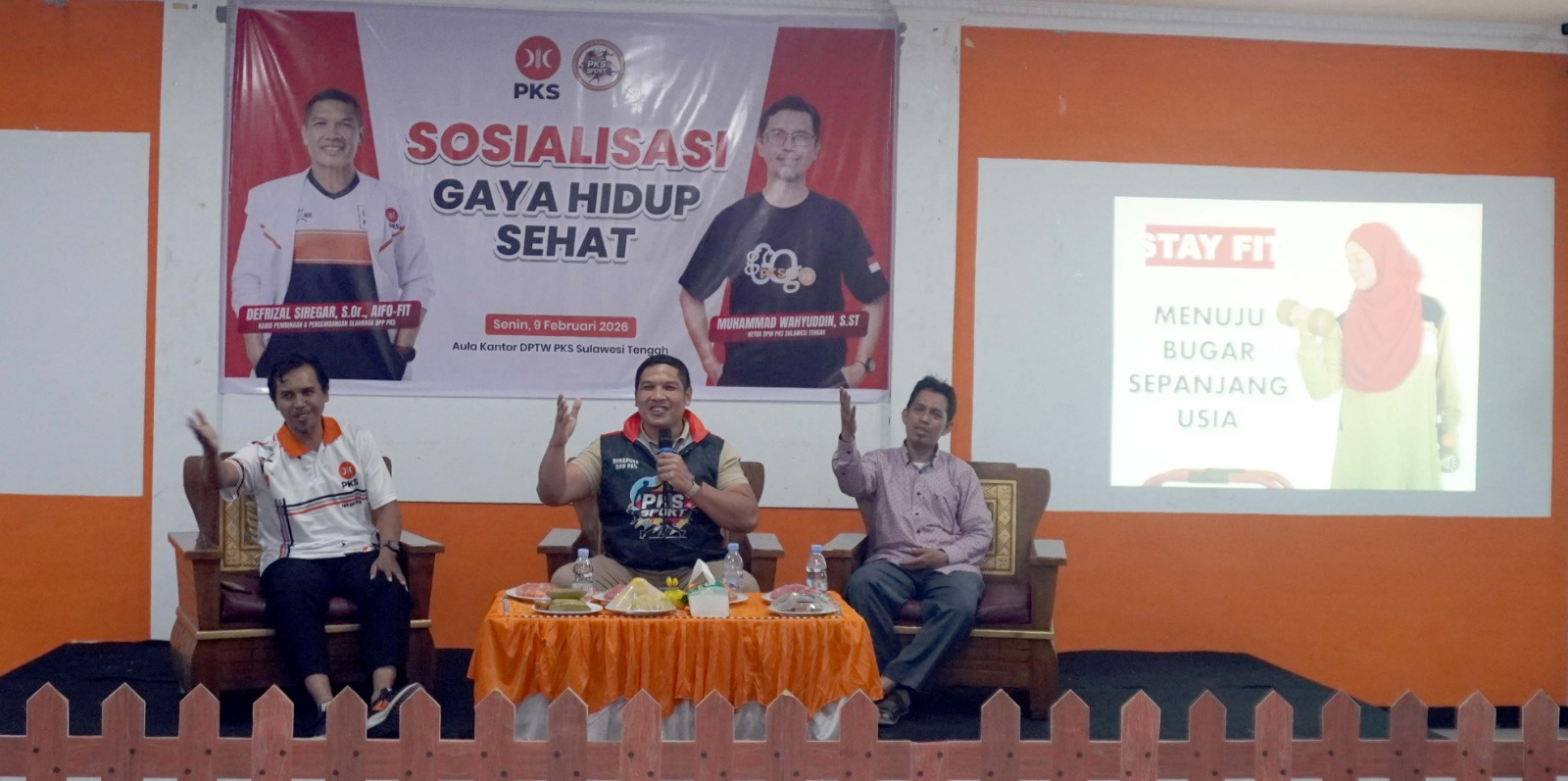 TAUSIAH: Ketua DPW PKS Sulteng, Muhammad Wahyuddin, mendampingi Ketua Bidang Pembinaan dan dan Pengembangan Olahraga DPP PKS, Defrizal Siregar, di Palu, Senin (9/2/2026).(FOTO:&nbsp;HUMAS PKS SULTENG/RADAR