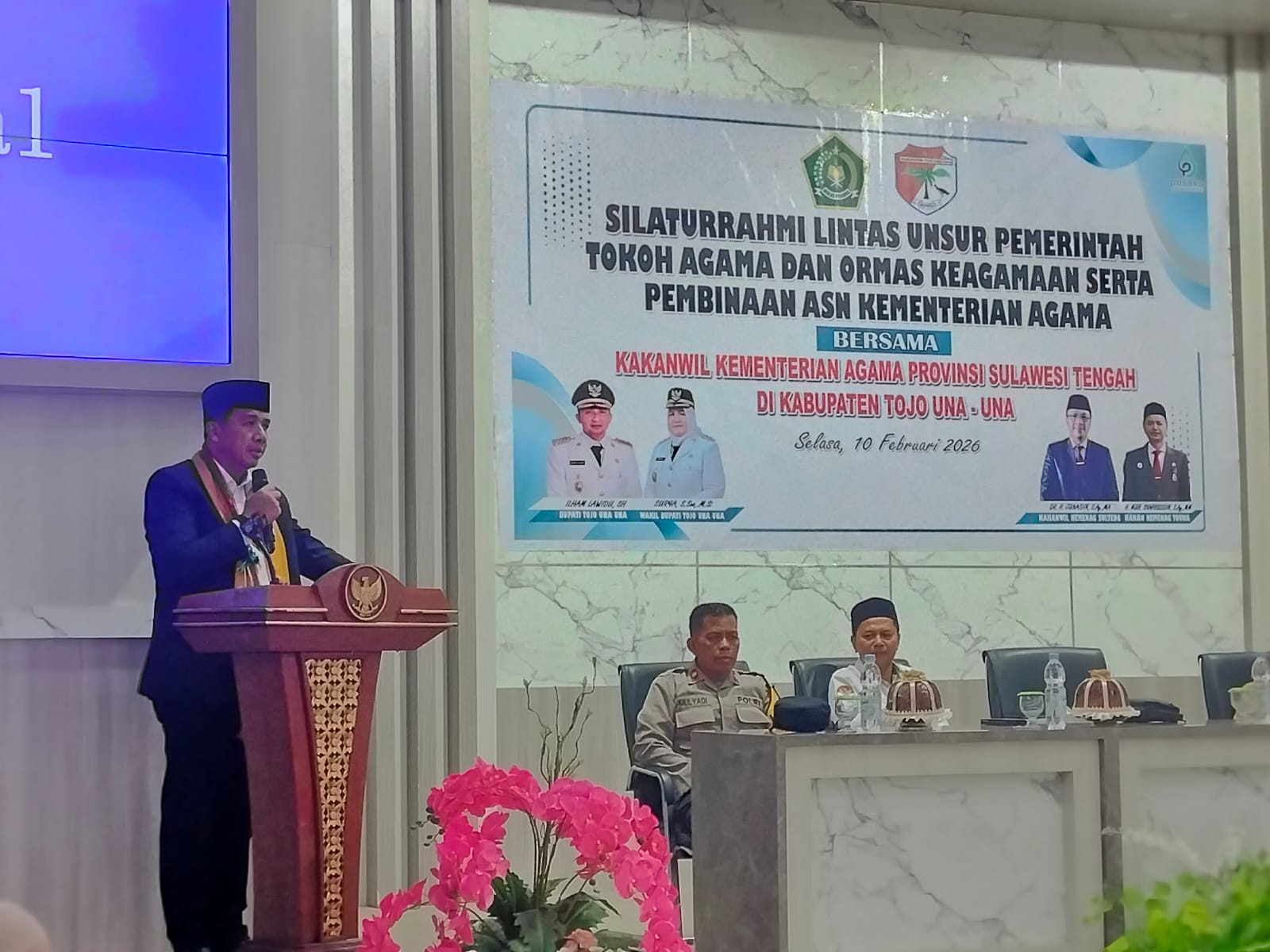 ARAHAN: Kakanwil Kemenag Sulteng, Dr. H. Junaidin saat memberikan arahan di Kantor Kemenag Touna, Selasa (10/2/2026).(FOTO: HUMAS KANWIL KEMENAG SULTENG/RADAR PALU).