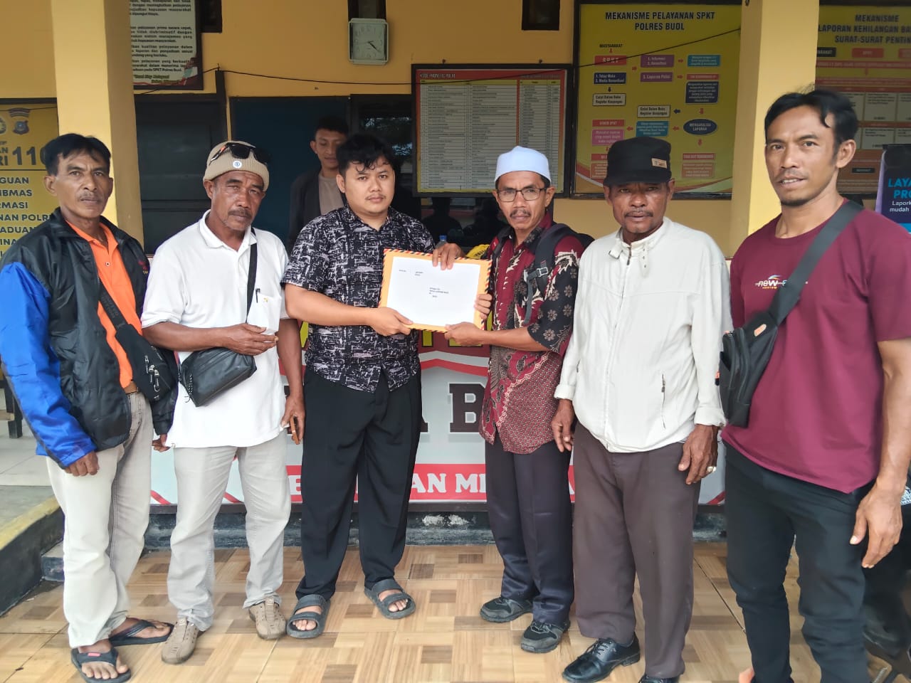 PENYERAHAN: Tampak penyerahan berkas laporan ke Polres Buol.(FOTO: ISTIMEWA/RADAR PALU).