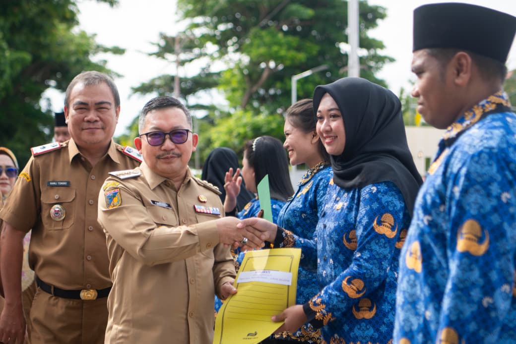 SERAHKAN: Bupati Banggai, Amirudin Tamoreka saat menyerahkan SK kepada PPPK paruh waktu secara simbolis, Senin (9/2/2026).(FOTO: NENDRA PRASETYA/RADAR PALU).