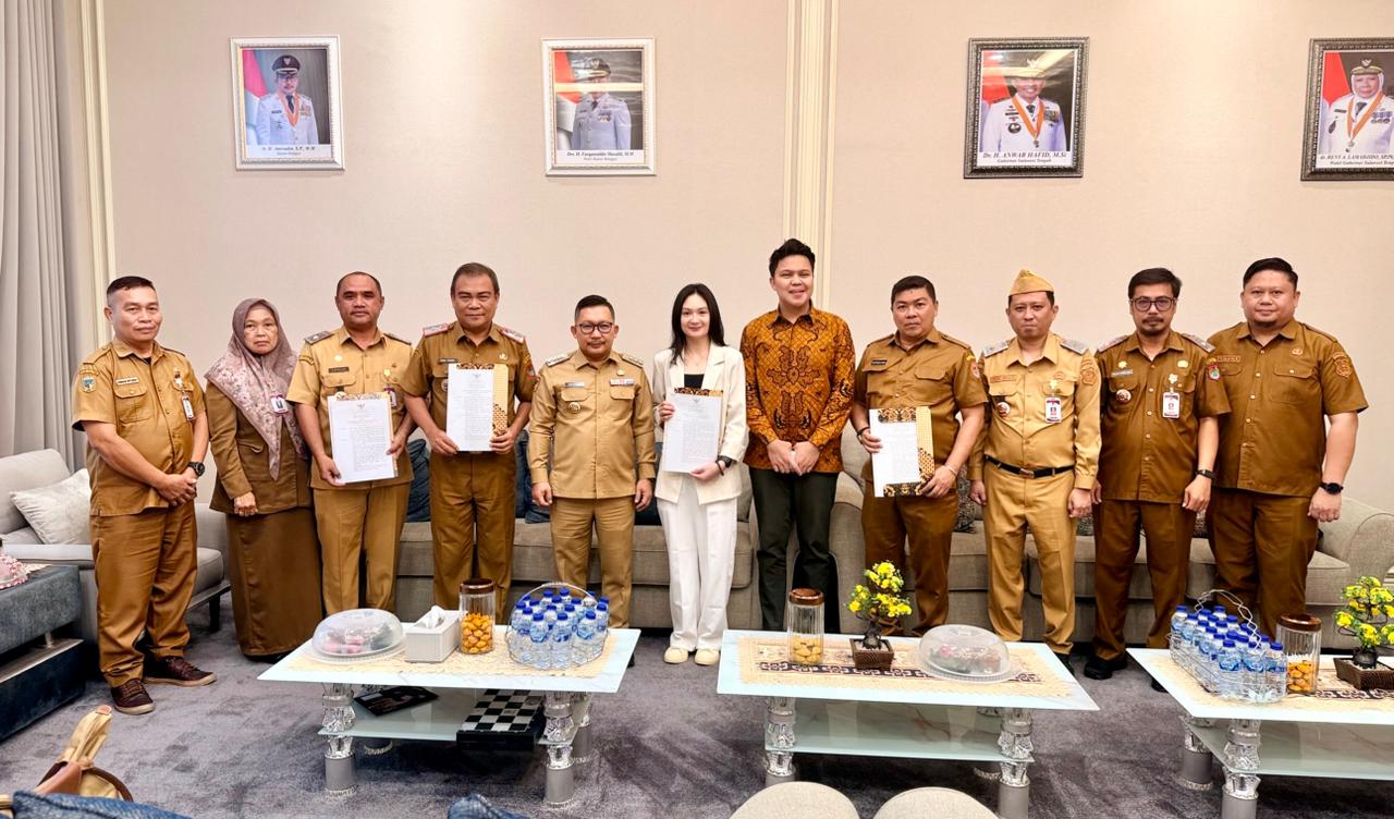 SERAHKAN: Bupati Banggai, Amirudin Tamoreka, menyerahkan SK Dewan Pengawas BLUD RSUD Luwuk, Senin (9/2/2026).(FOTO: NENDRA PRASETYA/RADAR PALU).