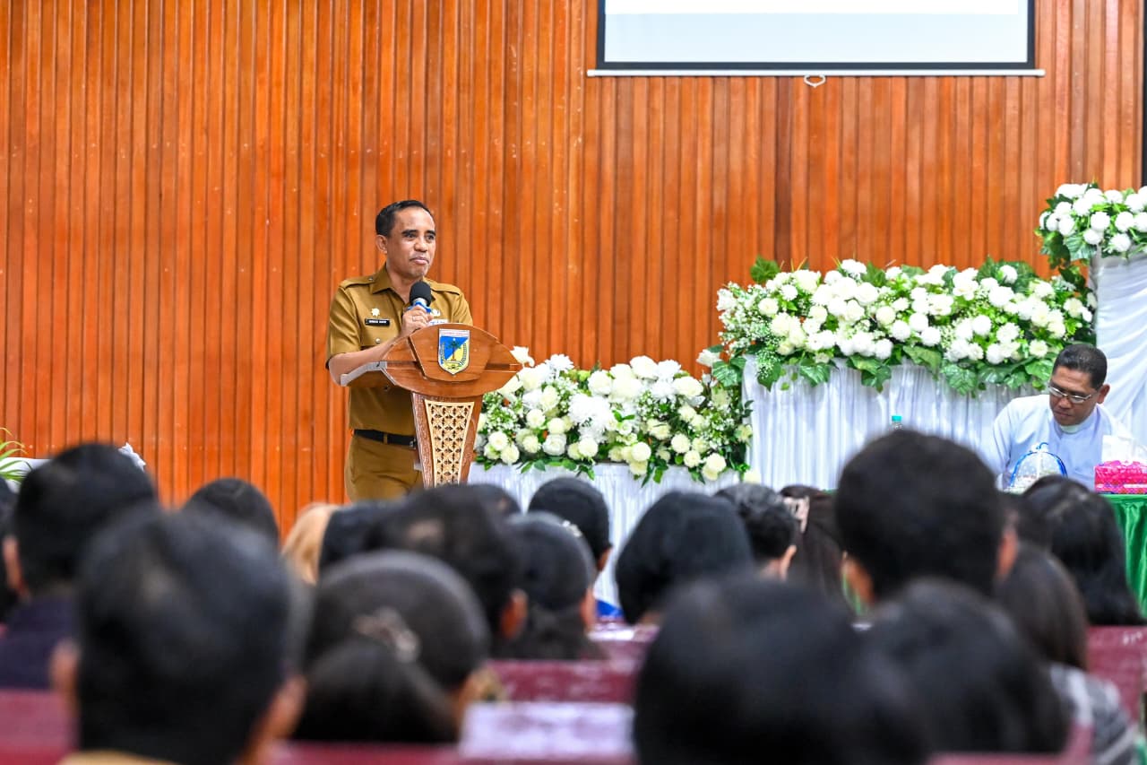 Gubernur Sulawesi Tengah Anwar Hafid saat membuka retret ASN Kristen di Gereja GPID Palu.
