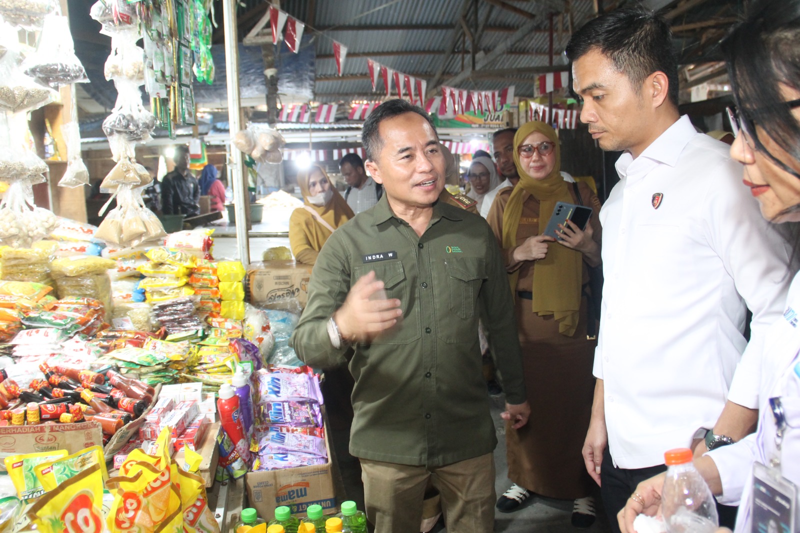 Direktur Ketersediaan Pangan Bapanas RI, Indra Wijayanto, saat memimpin pemantauan Satgas Saber Pangan di Pasar Inpres Manonda, Palu, terkait temuan Minyak Kita dijual di atas HET.
