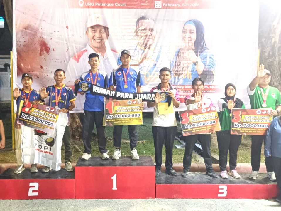 Prajurit Kodam XXIII/Palaka Wira, Pratu Heriyanto, berdiri di podium peraih medali perak nomor double open putra UNG Cup Internasional 2026 di Gorontalo.
