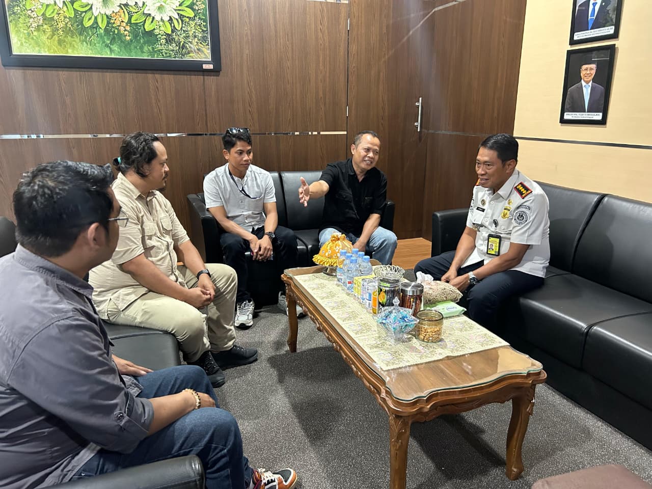 Kepala Kantor Imigrasi Kelas I TPI Palu, Muhammad Akmal, dalam diskusi bersama jajaran Radar Palu Jawa pos group, di ruang kerjanya, Senin (922026).