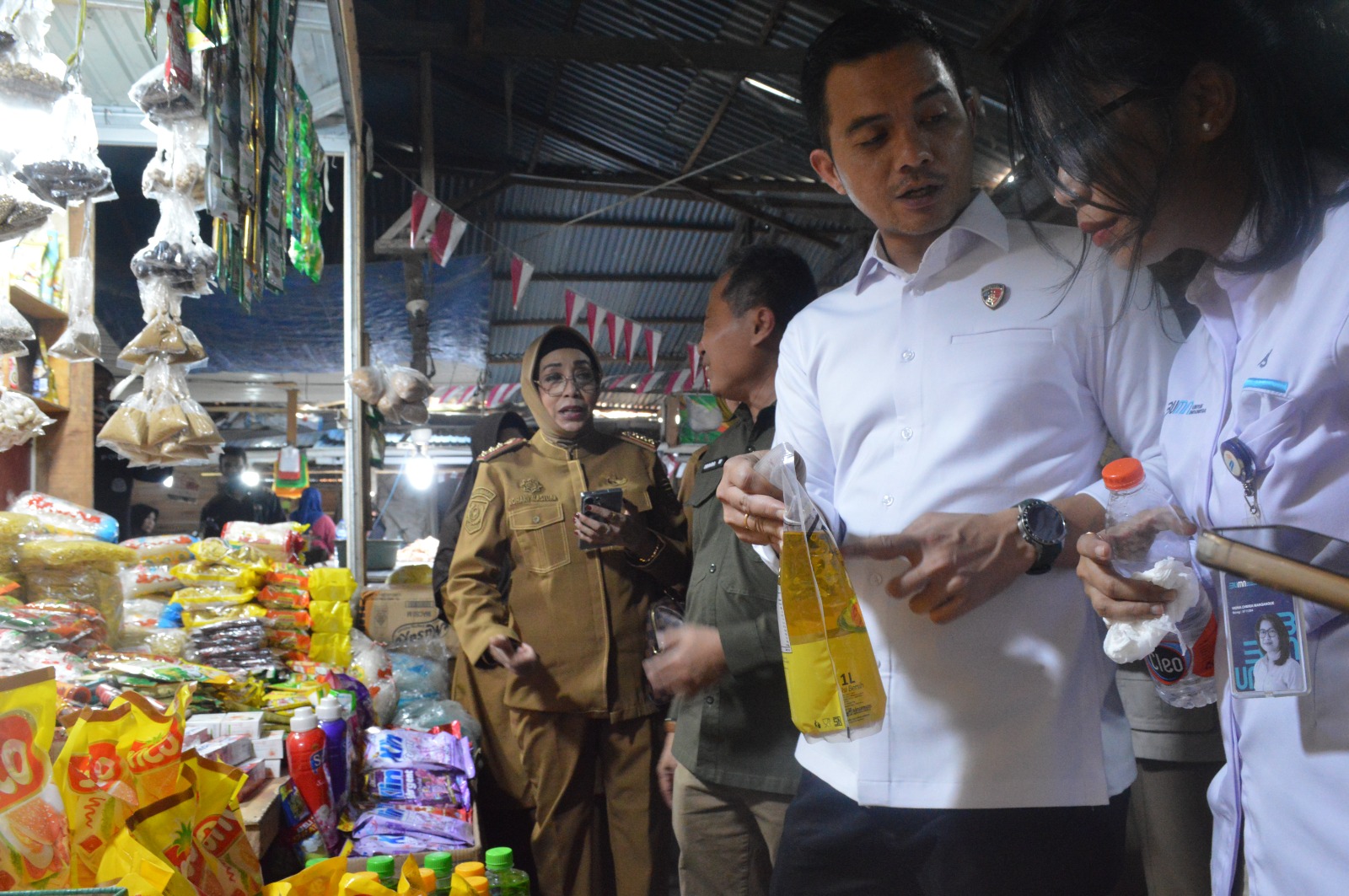Kadis Pangan Sulawesi Tengah bersama Bapanas dan Satgas Pangan memantau harga bahan pokok di Pasar Manonda, Palu.