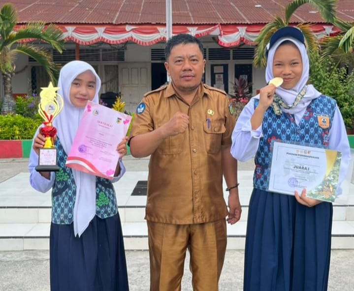 Siswa SMPN 2 Palu bersama Kepala SMPN 2 Palu, Erik Ruben usai meraih prestasi di bidang olahraga dan non-akademik.