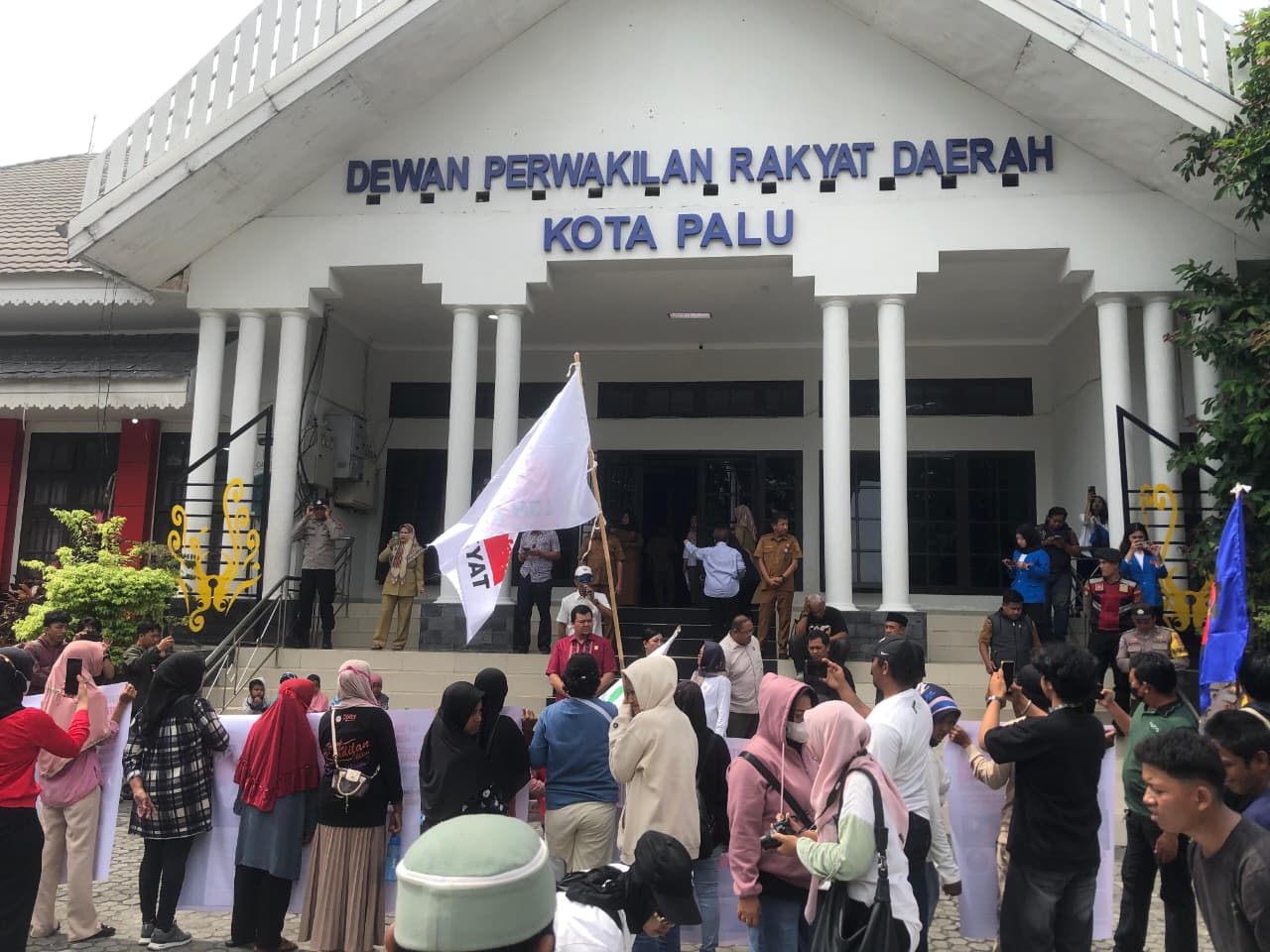Warga penyintas bencana didampingi LBH Rakyat menyampaikan aspirasi di DPRD Kota Palu, Selasa (1022026).