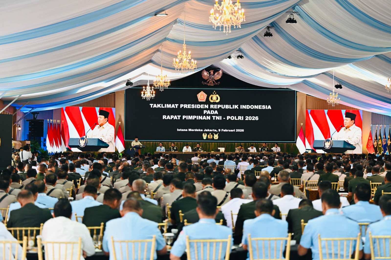 Presiden RI Prabowo Subianto memberikan taklimat pada Rapat Pimpinan TNI&ndash;Polri 2026 di Istana Negara, Jakarta, Senin (9/2/2026).