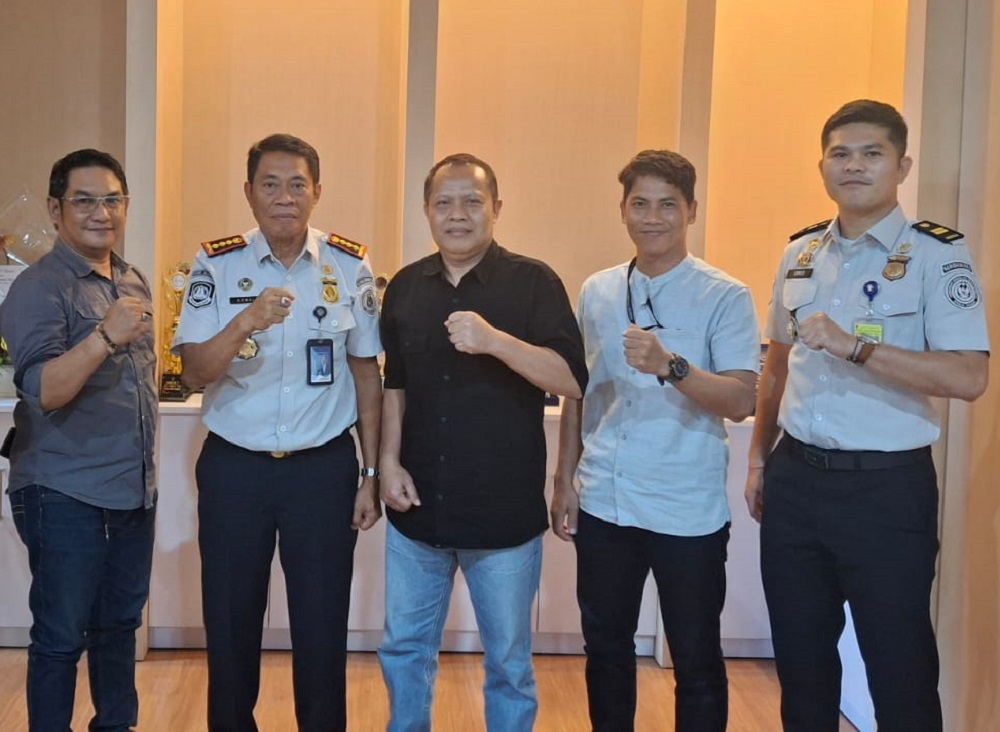 Kepala Kantor Imigrasi Kelas I TPI Palu, Muhammad Akmal  (dua dari kiri) bersama managemen Jawa Pos Radar Palu, yang dipimpin Direktur Radar Palu, Murthalib (tengah) saat melakukan silahturahmi.