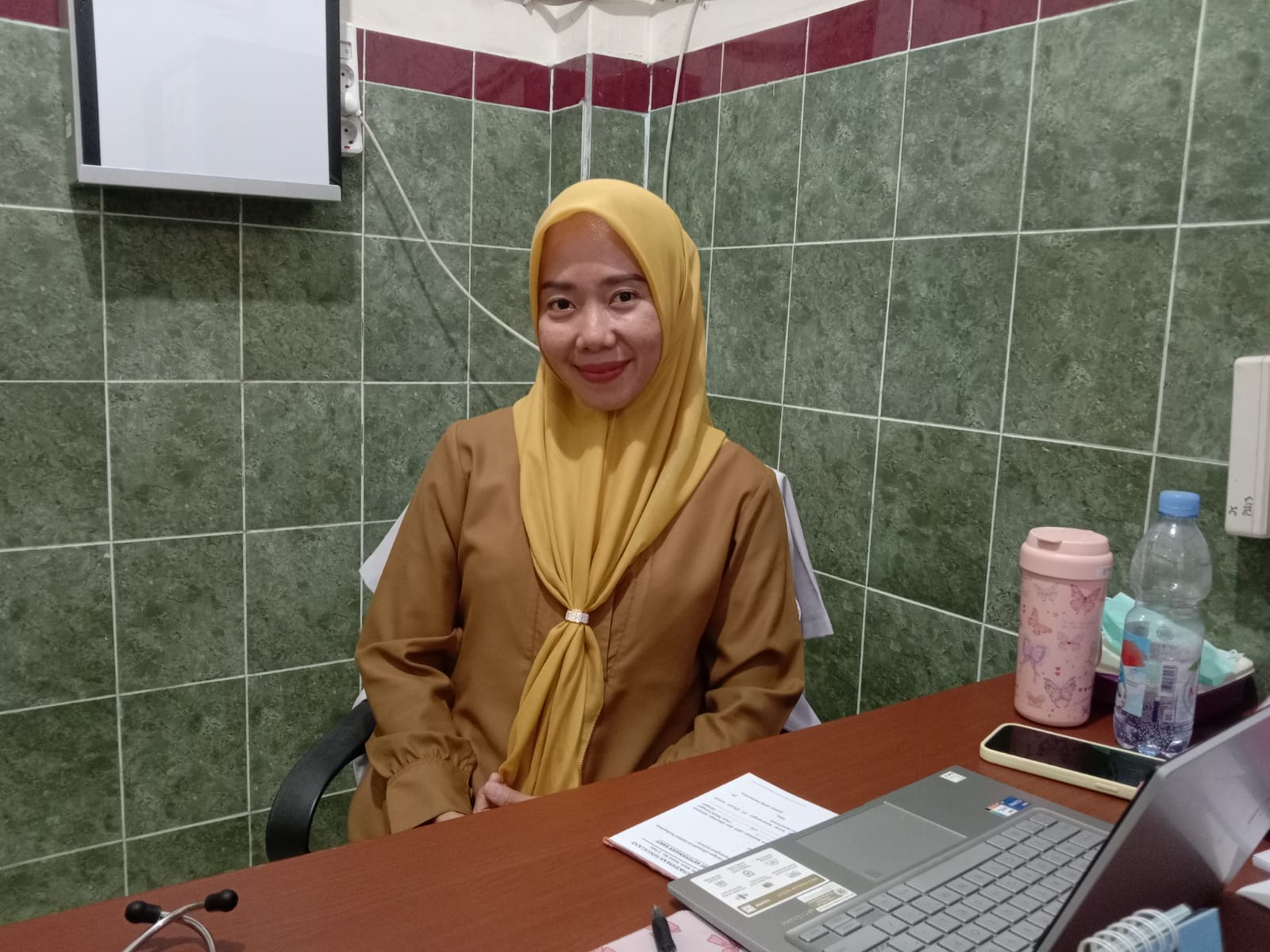 dr. Fenny Seliestyawaty, dokter UPTD Puskesmas Singgani, memberikan penjelasan terkait puasa dan penanganan maag selama Ramadan.