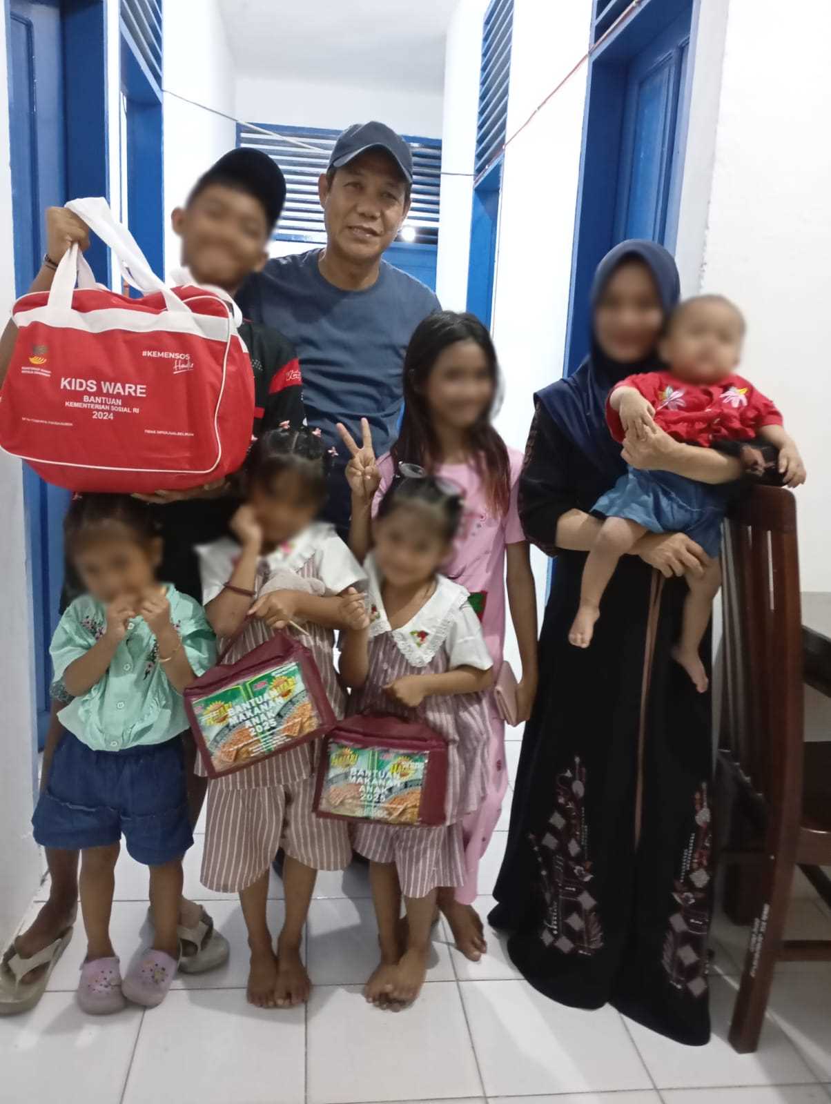 Kepala Dinas Sosial Sulawesi Tengah Rifki Anata Mustaqim bersama ibu dan enam anak korban KDRT sebelum dipulangkan ke Sidrap.