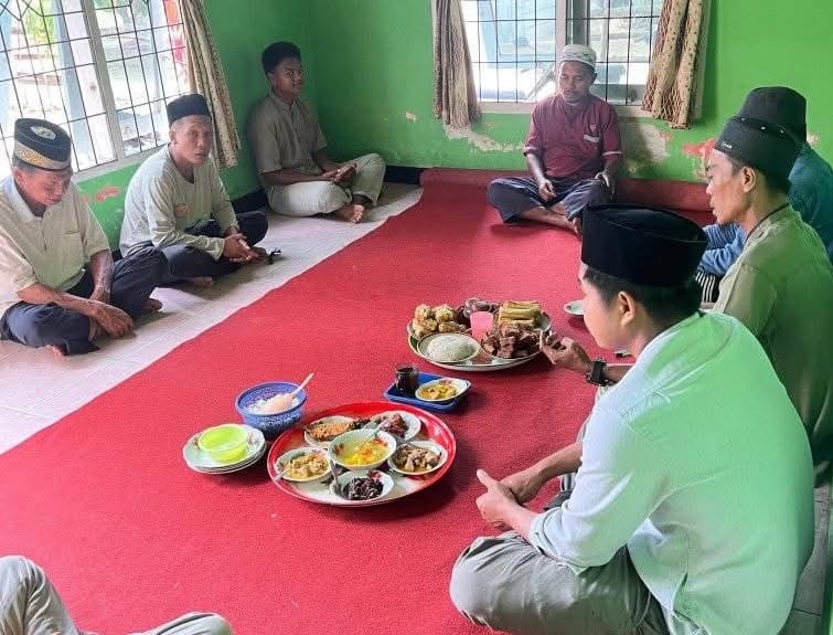 Pembacaan doa arwah yang biasanya dilakukan di rumah keluarga. Imam atau ustaz memimpin pembacaan Surah Al-Fatihah, Yasin, tahlil
