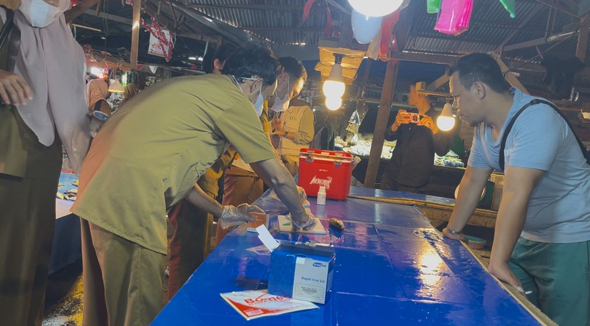 DI BAWAH AMBANG BATAS : Hasil pengujian cepat kandungan formalin oleh Dinas Pangan Provinsi Sulawesi Tengah menunjukkan ikan yang dijual di Inpres Manonda Palu aman dan layak konsumsi.