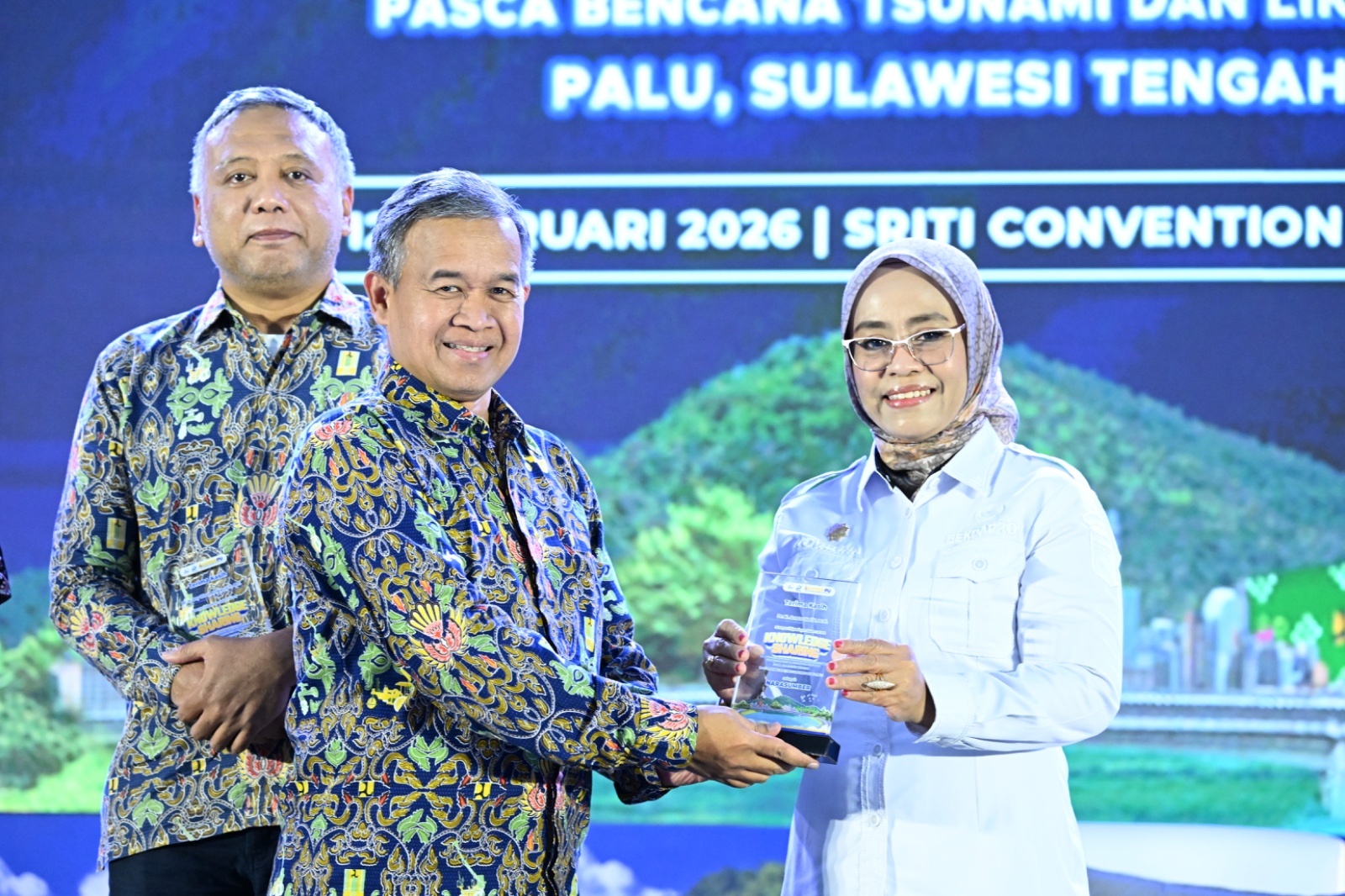 Sekda Sulteng bersama perwakilan Ditjen Bina Marga dan JICA dalam forum berbagi pengalaman rekonstruksi pascabencana di Palu.