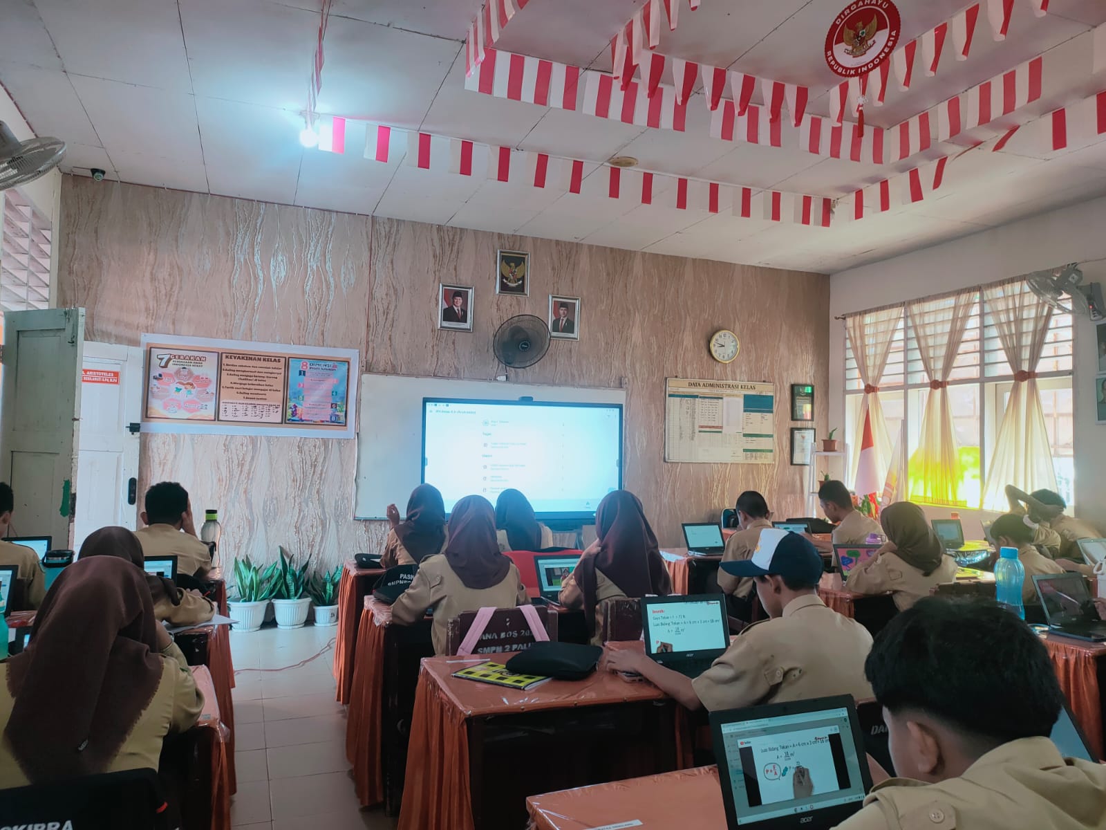 Suasana belajar SMPN 2 Palu, menunjukkan penggunaan Chromebook dalam pembelajaran berbasis digital di ruang kelas, Selasa (1022026).