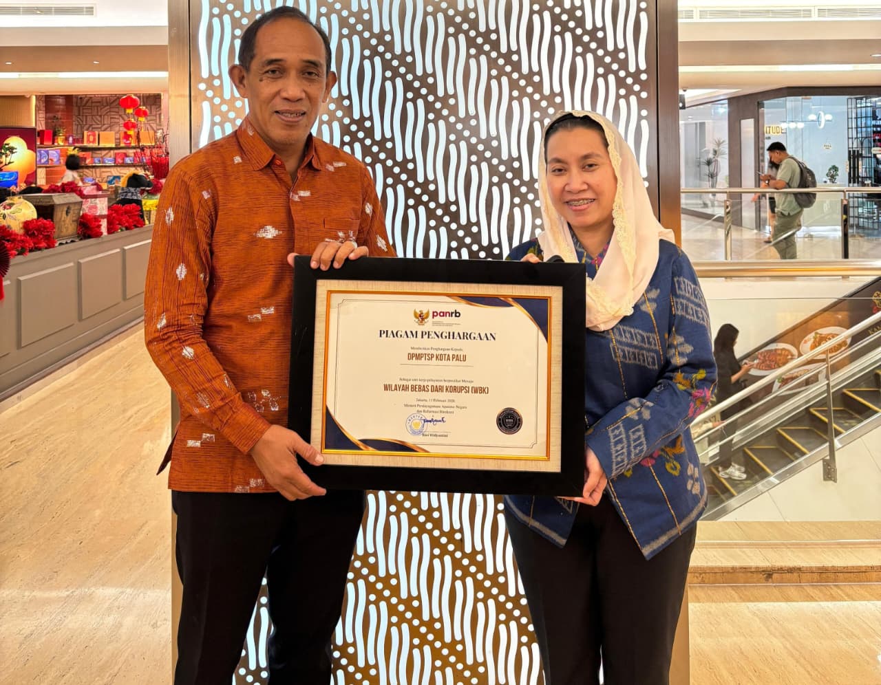 Wakil Wali Kota Palu Imelda Liliana Muhidin menerima penghargaan predikat WBK pada ajang SAKIP ZI Award di Jakarta, Rabu (1122026).